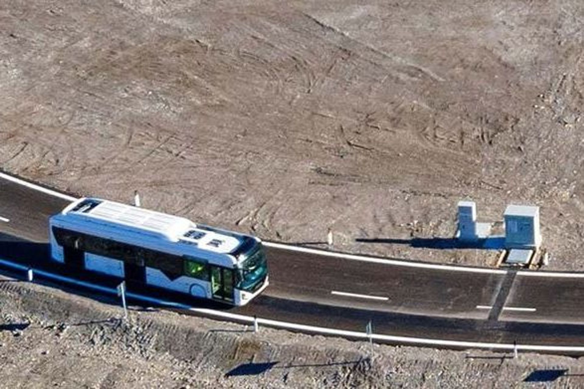 Le prove di un autobus alimentato con ricarica elettrica ad induzione dinamica