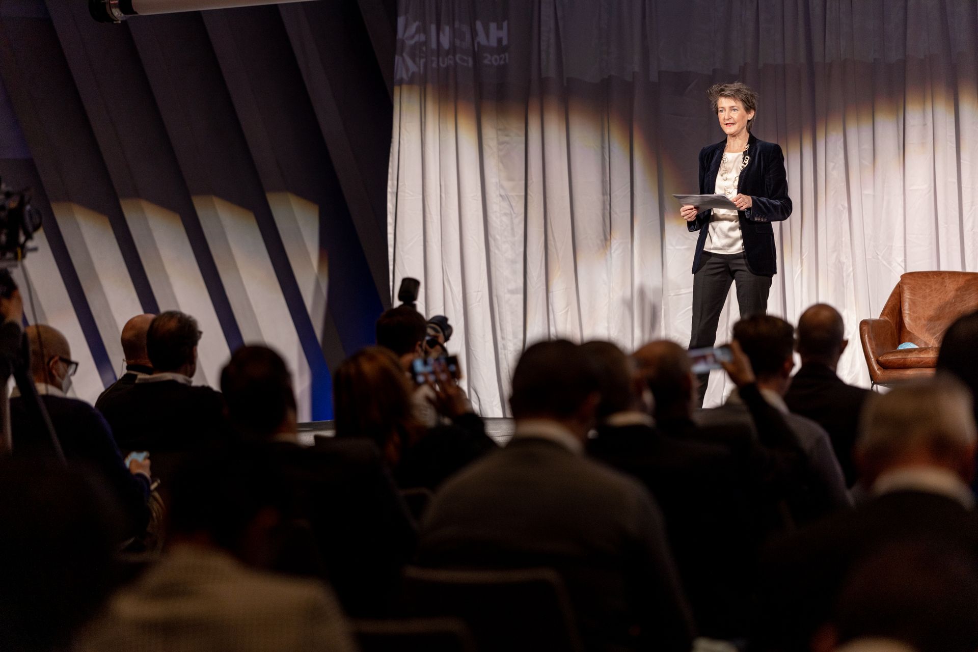 Pubblico e conferenzieri presenti a “The Circle” di Zurigo il 6 dicembre in occasione della prima giornata della “NOAH Conference” 2021: Simonetta Sommaruga, capo del Dipartimento Federale dell'Ambiente, dei Trasporti, dell'Energia e delle Comunicazioni (DATEC)