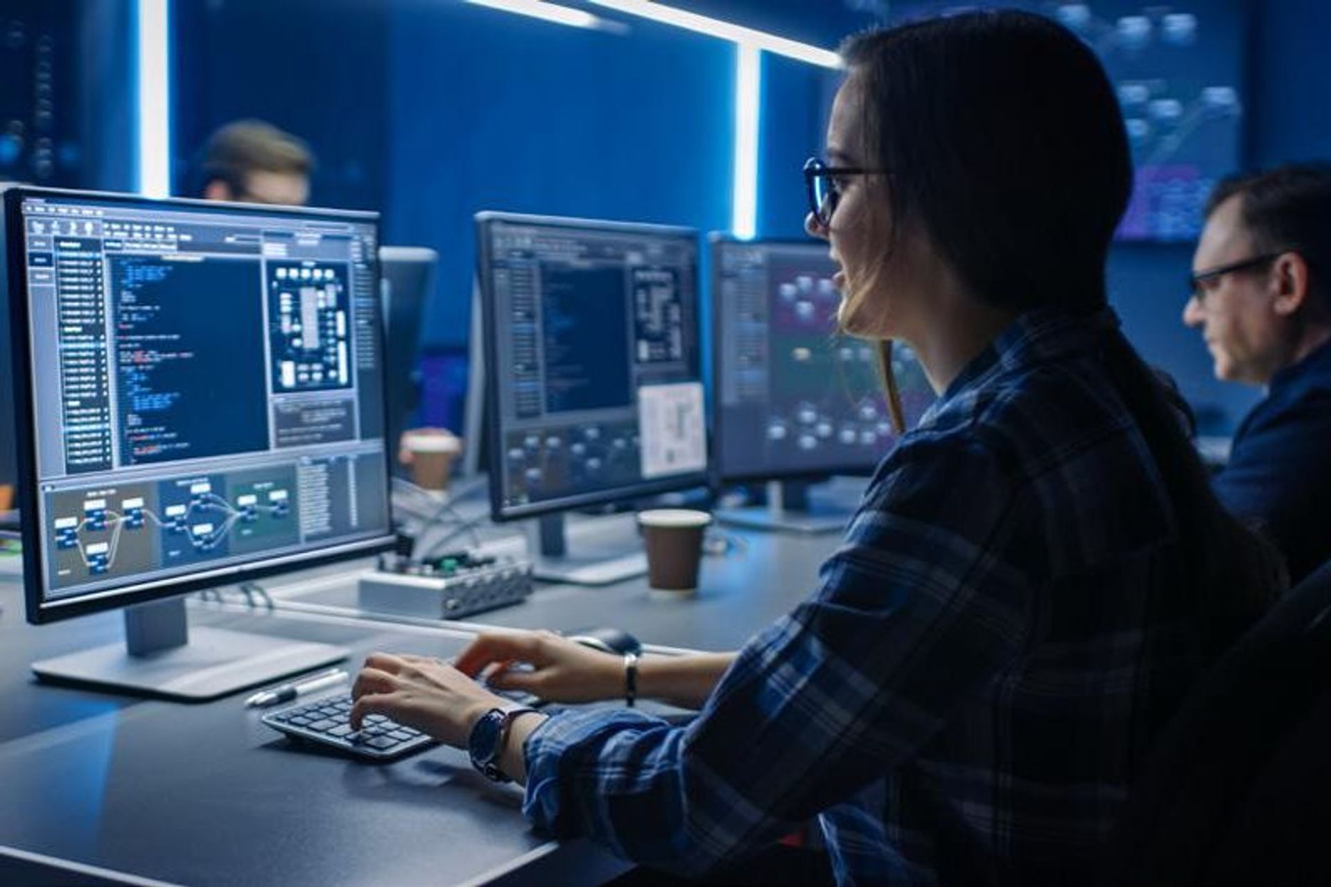 Secondo la definizione dell’esperto ingegnere Marco Somalvico, l'intelligenza artificiale è una disciplina appartenente all'informatica che studia i fondamenti teorici, le metodologie e le tecniche che consentono la progettazione di sistemi hardware e sistemi di programmi software capaci di fornire all'elaboratore elettronico prestazioni che, a un osservatore comune, sembrerebbero essere di pertinenza esclusiva dell’intelligenza umana