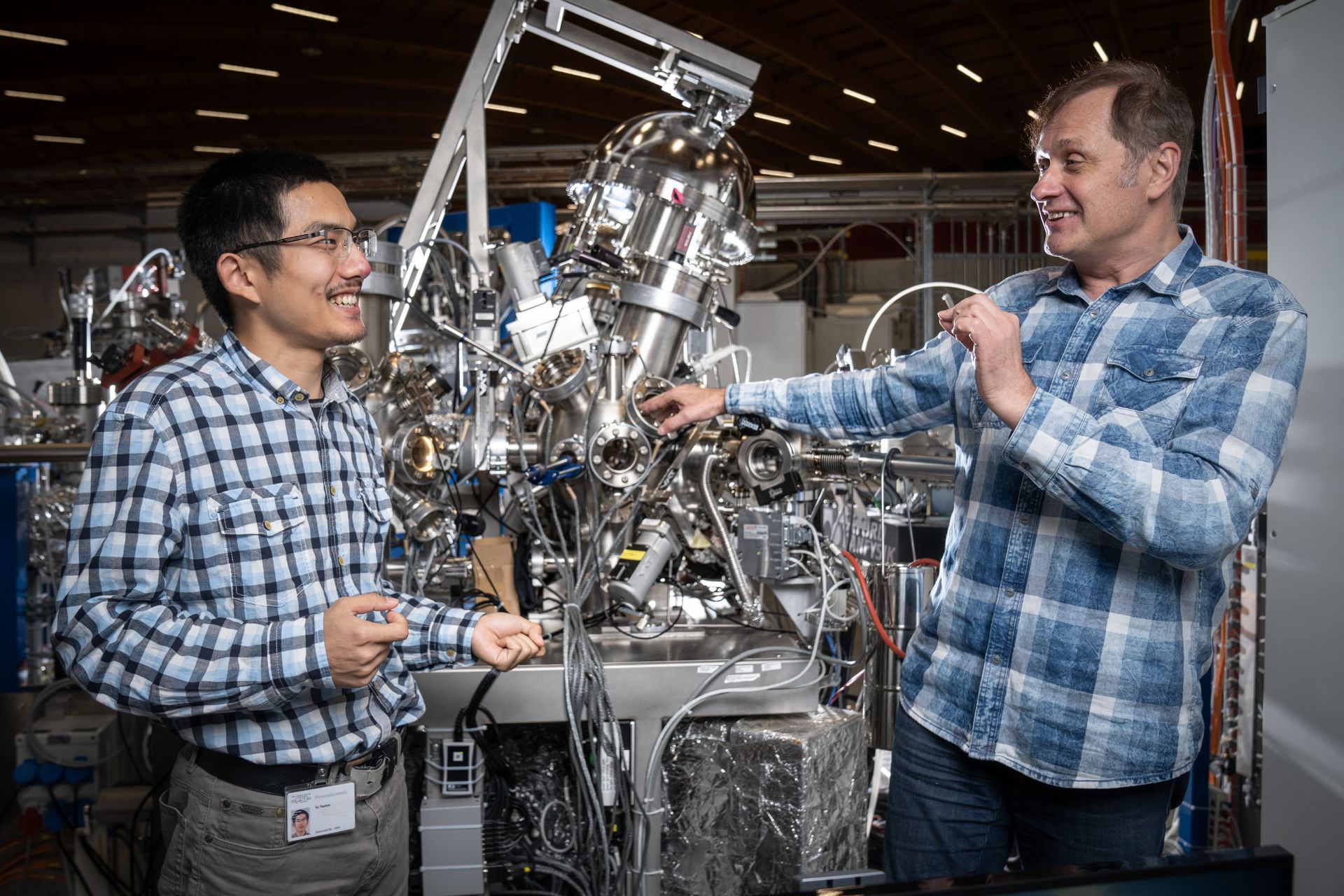 Tianlun Yu, a sinistra, e Vladimir Strocov, a destra, alla beamline ADRESS del Synchrotron Light Source dell’Istituto Paul Scherrer, dove hanno misurato la struttura a strati del semiconduttore nitruro di gallio e del superconduttore nitruro di niobio (Foto: Mahir Dzambegovic/Istituto Paul Scherrer)