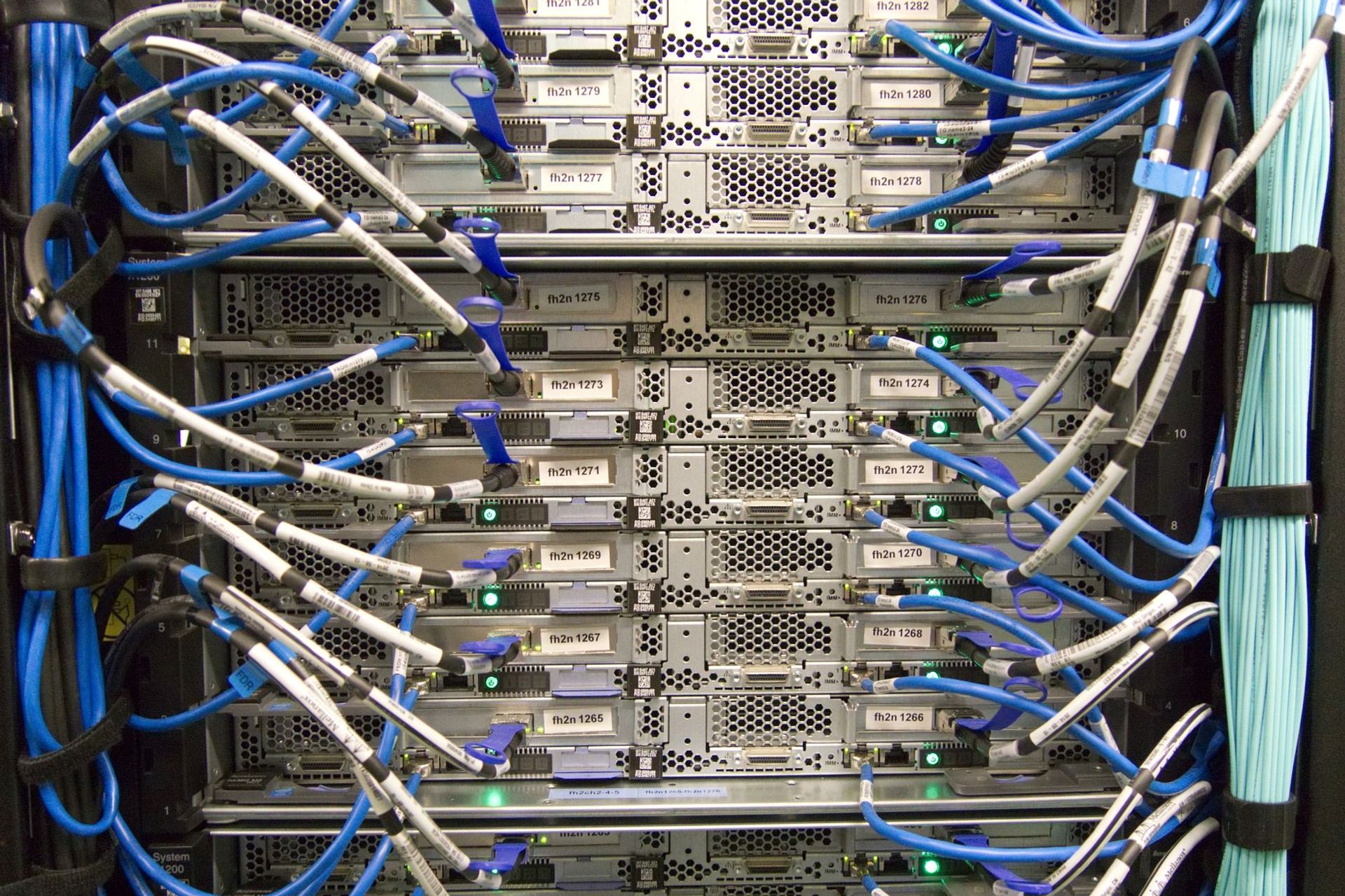 Un server in informatica e telecomunicazioni è un componente o sottosistema informatico di elaborazione e gestione del traffico di informazioni che fornisce, a livello logico e fisico, un qualunque tipo di servizio ad altre componenti (tipicamente chiamate clients, cioè clienti) che ne fanno richiesta attraverso una rete di computer, all'interno di un sistema informatico o anche direttamente in locale su un computer