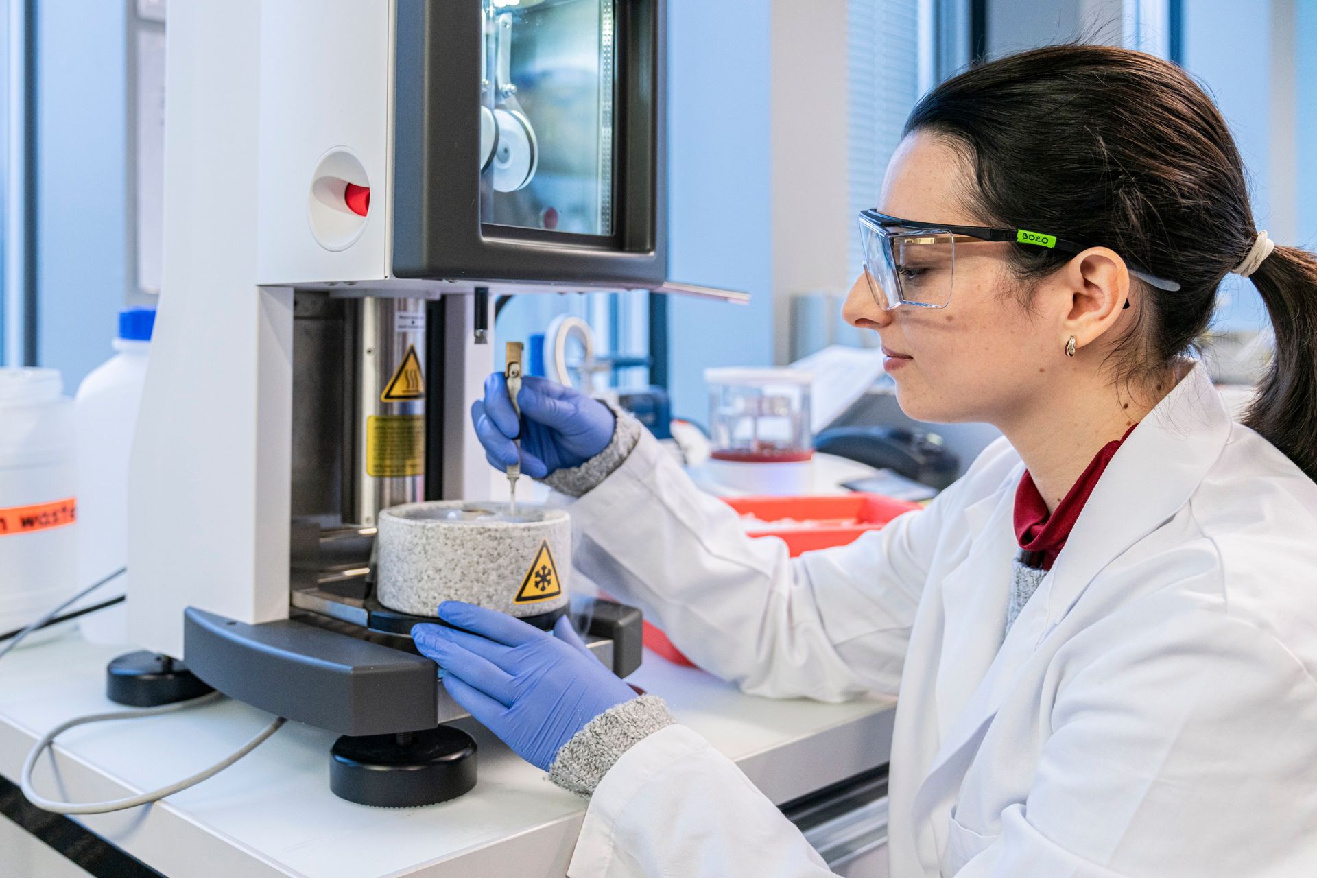 Diane Barret, dottoressa di ricerca dell’Istituto Paul Scherrer, durante la preparazione di un campione per la microscopia crioelettronica (Foto: Markus Fischer/Istituto Paul Scherrer)