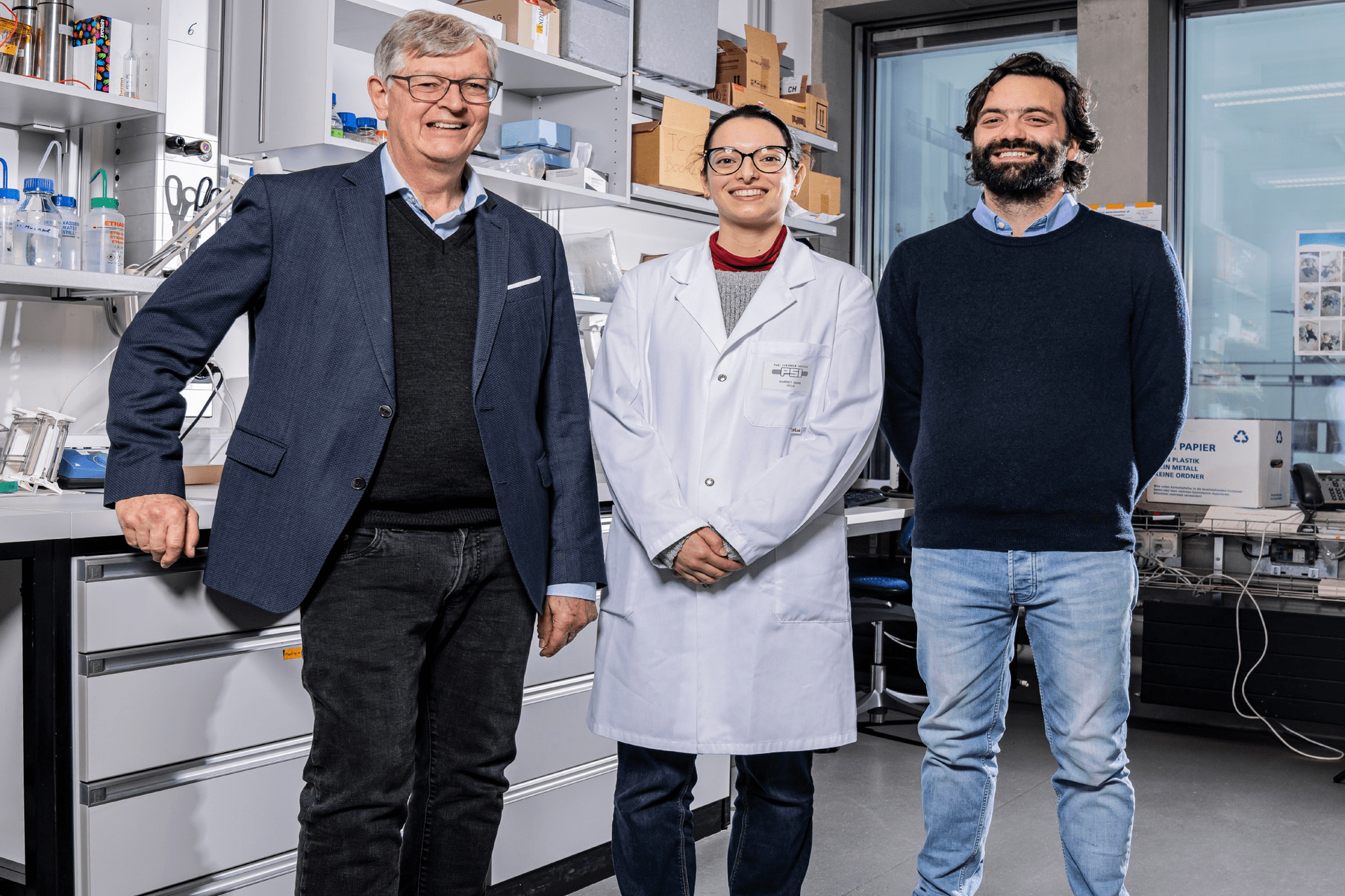 Il team di ricerca del PSI: Gebhard Schertler, capo della divisione Biologia e Chimica, con i colleghi Diane Barret e Jacopo Marino, da sinistra a destra, rispettivamente dottoressa di ricerca e biologo (Foto: Markus Fischer/Istituto Paul Scherrer)