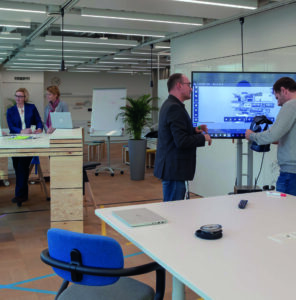 e. L'edificio è costituito da una spina dorsale centrale e da tre piattaforme aperte su cui vengono installati per un periodo di tempo limitato singoli moduli di ricerca e innovazione secondo un principio plug-and-play. Ciò permette a queste cosiddette "unità" di essere smontate una volta che il lavoro di studio e sviluppo è stato completato, lasciando così spazio a nuovi moduli