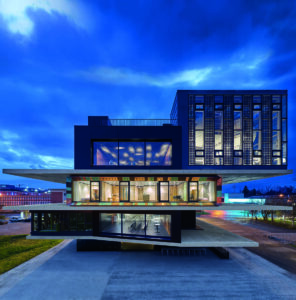 Il NEST (acronimo di Next Evolution in Sustainable Building Technologies) è l'edificio modulare di ricerca e innovazione delle due istituzioni di ricerca svizzere EMPA ed EAWAG. È stato inaugurato nel 2016 e si trova nel campus di Dübendorf, a mezzora dal centro di Zurigo. Al NEST, più di 150 partner della ricerca, dell'industria e del settore pubblico lavorano in stretta collaborazione. L'edificio è costituito da una spina dorsale centrale e da tre piattaforme aperte su cui vengono installati per un periodo di tempo limitato singoli moduli di ricerca e innovazione secondo un principio plug-and-play. Ciò permette a queste cosiddette "unità" di essere smontate una volta che il lavoro di studio e sviluppo è stato completato, lasciando così spazio a nuovi moduli