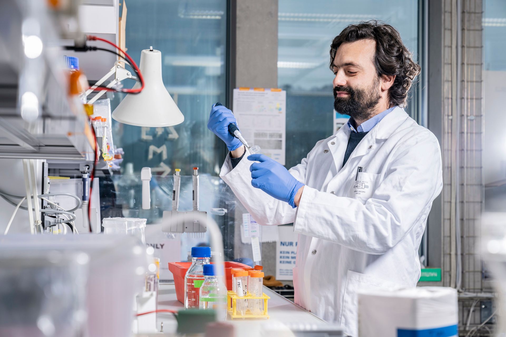 Jacopo Marino, biologo dell’Istituto Paul Scherrer, in laboratorio (Foto: Markus Fischer/Istituto Paul Scherrer)