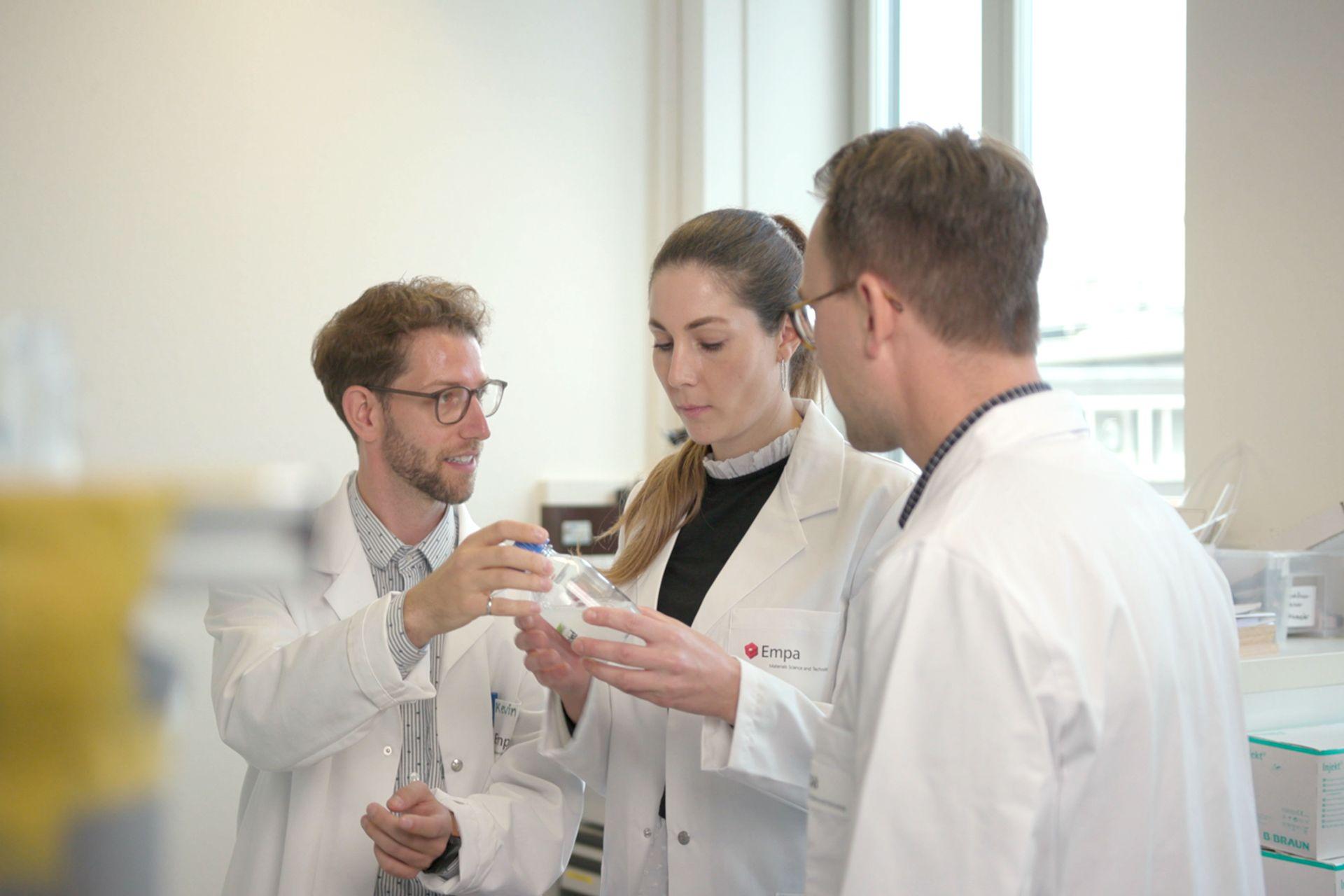 Kevin De France, membro dello staff del dipartimento di ricerca Cellulose & Wood Materials dell'EMPA, Corina Isabella Milz, responsabile della comunicazione aziendale e responsabile CSR e sostenibilità di Lidl Svizzera, e Gustav Nyström, capo del dipartimento Cellulose & Wood Materials dell'EMPA