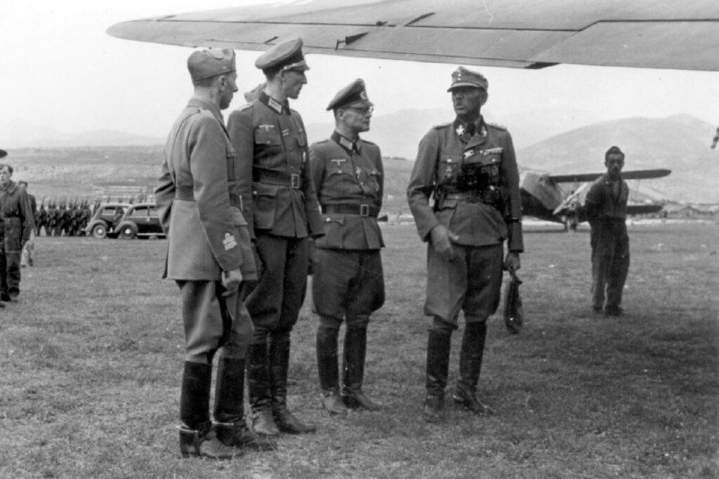 Kurt Waldheim, secondo da sinistra, militò nella Wehrmacht in Francia e nei Balcani durante la Seconda Guerra Mondiale