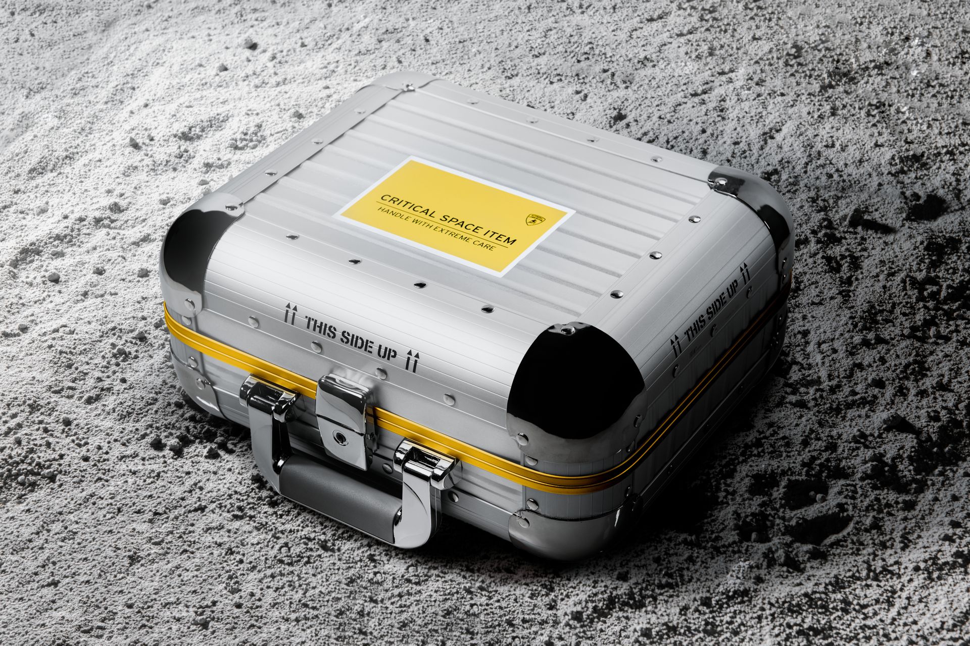 Ognuna delle cinque Space Key di Automobili Lamborghini, realizzate con un materiale composito inviato nel 2019 sulla Stazione Spaziale Internazionale (ISS) per l’effettuazione di test estremi, è collegata a un’opera d’arte unica ed esclusivamente digitale, realizzata dallo stesso artista tramite il codice QR che si trova sul retro della fibra di carbonio