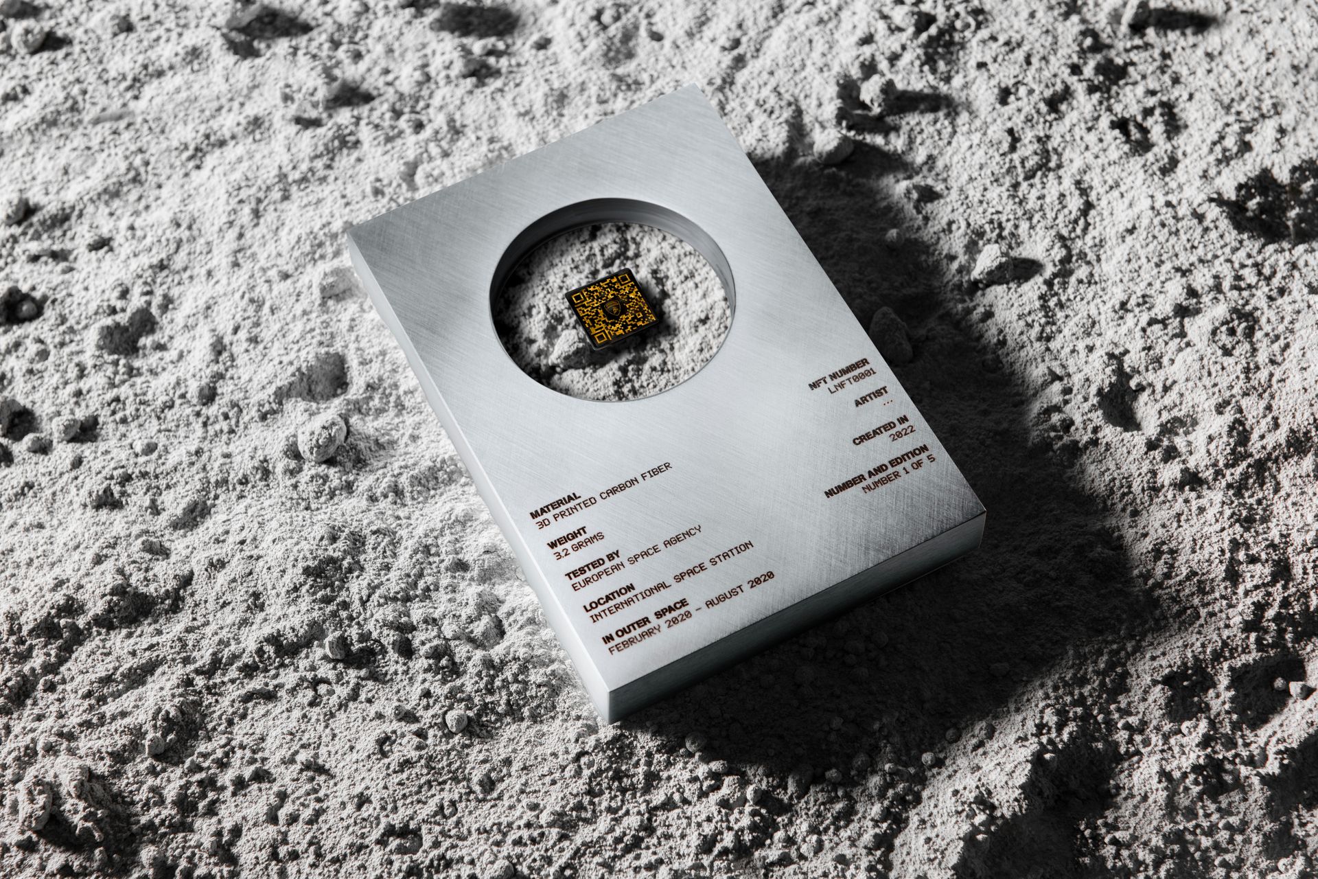 Ognuna delle cinque Space Key di Automobili Lamborghini, realizzate con un materiale composito inviato nel 2019 sulla Stazione Spaziale Internazionale (ISS) per l’effettuazione di test estremi, è collegata a un’opera d’arte unica ed esclusivamente digitale, realizzata dallo stesso artista tramite il codice QR che si trova sul retro della fibra di carbonio