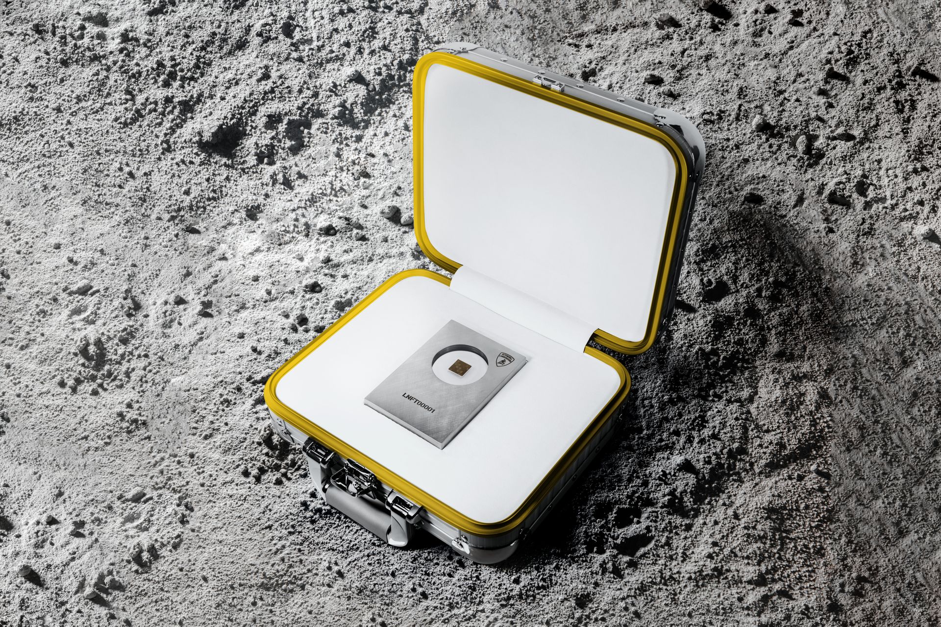 Ognuna delle cinque Space Key di Automobili Lamborghini, realizzate con un materiale composito inviato nel 2019 sulla Stazione Spaziale Internazionale (ISS) per l’effettuazione di test estremi, è collegata a un’opera d’arte unica ed esclusivamente digitale, realizzata dallo stesso artista tramite il codice QR che si trova sul retro della fibra di carbonio