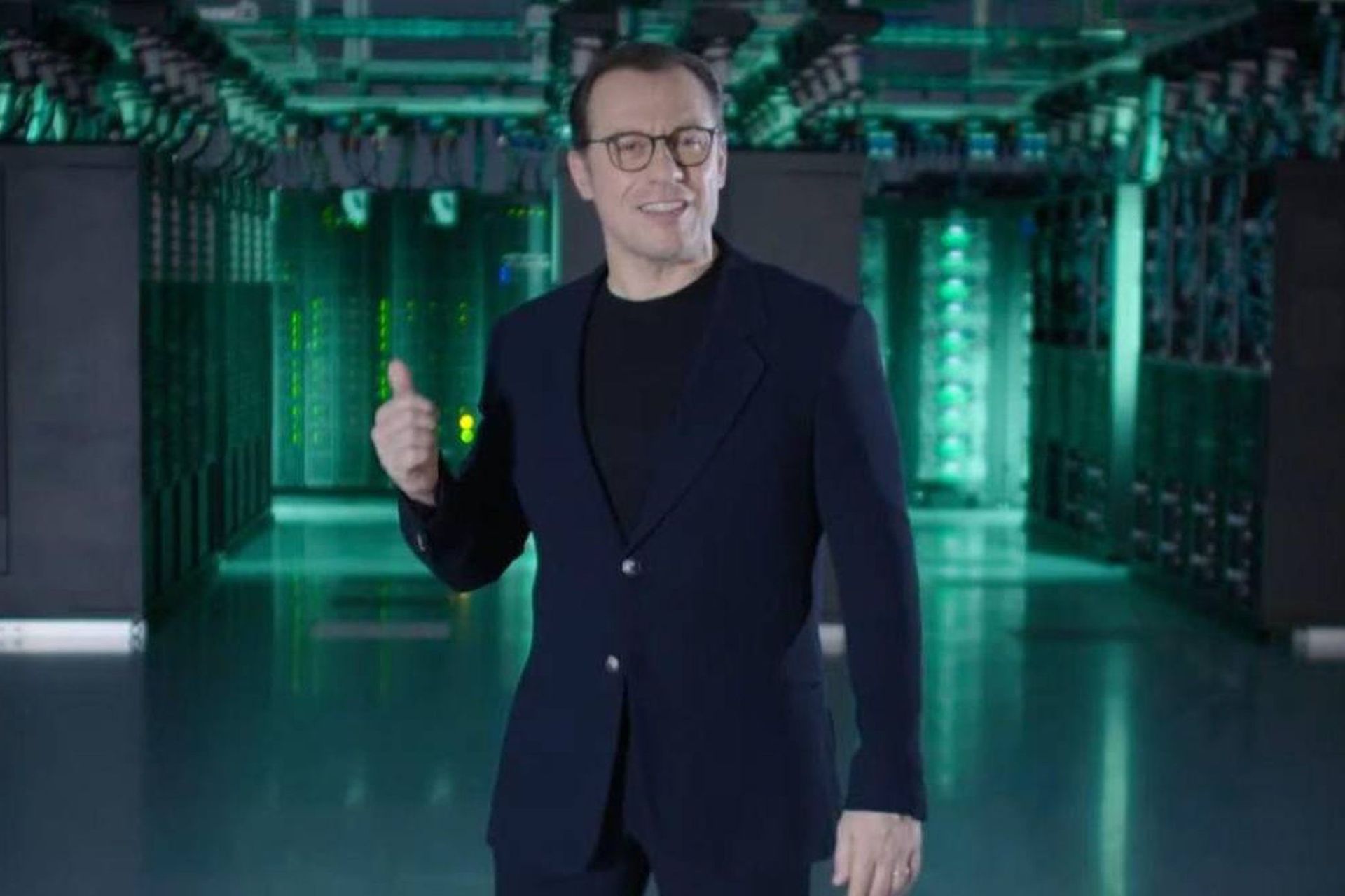 L'attore Stefano Accorsi all'interno del Data Center del Centro Europeo per le Previsioni Meteorologiche a Medio Termine