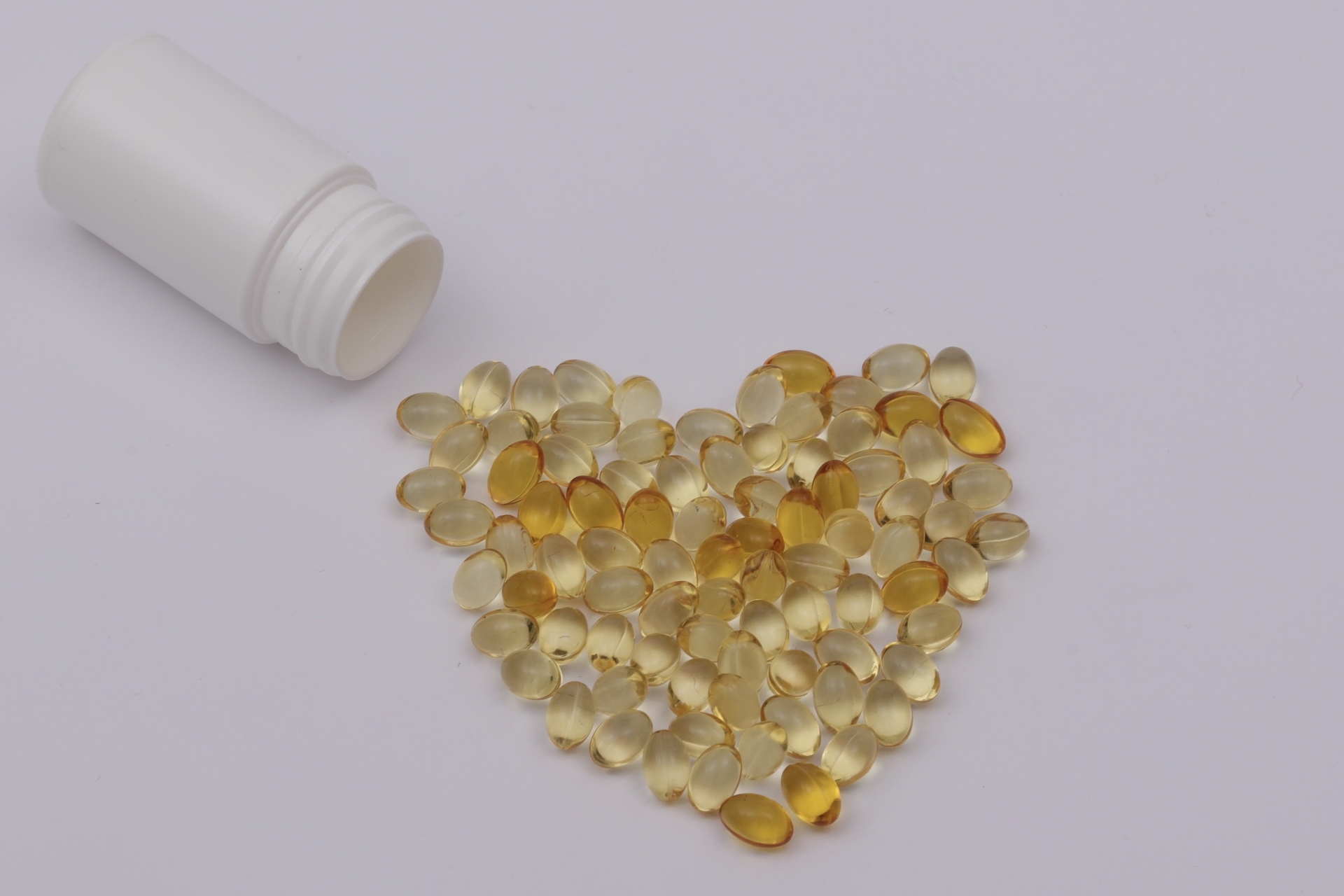 Pochi alimenti contengono quantità apprezzabili di vitamina D: un alimento particolarmente ricco è l'olio di fegato di merluzzo.