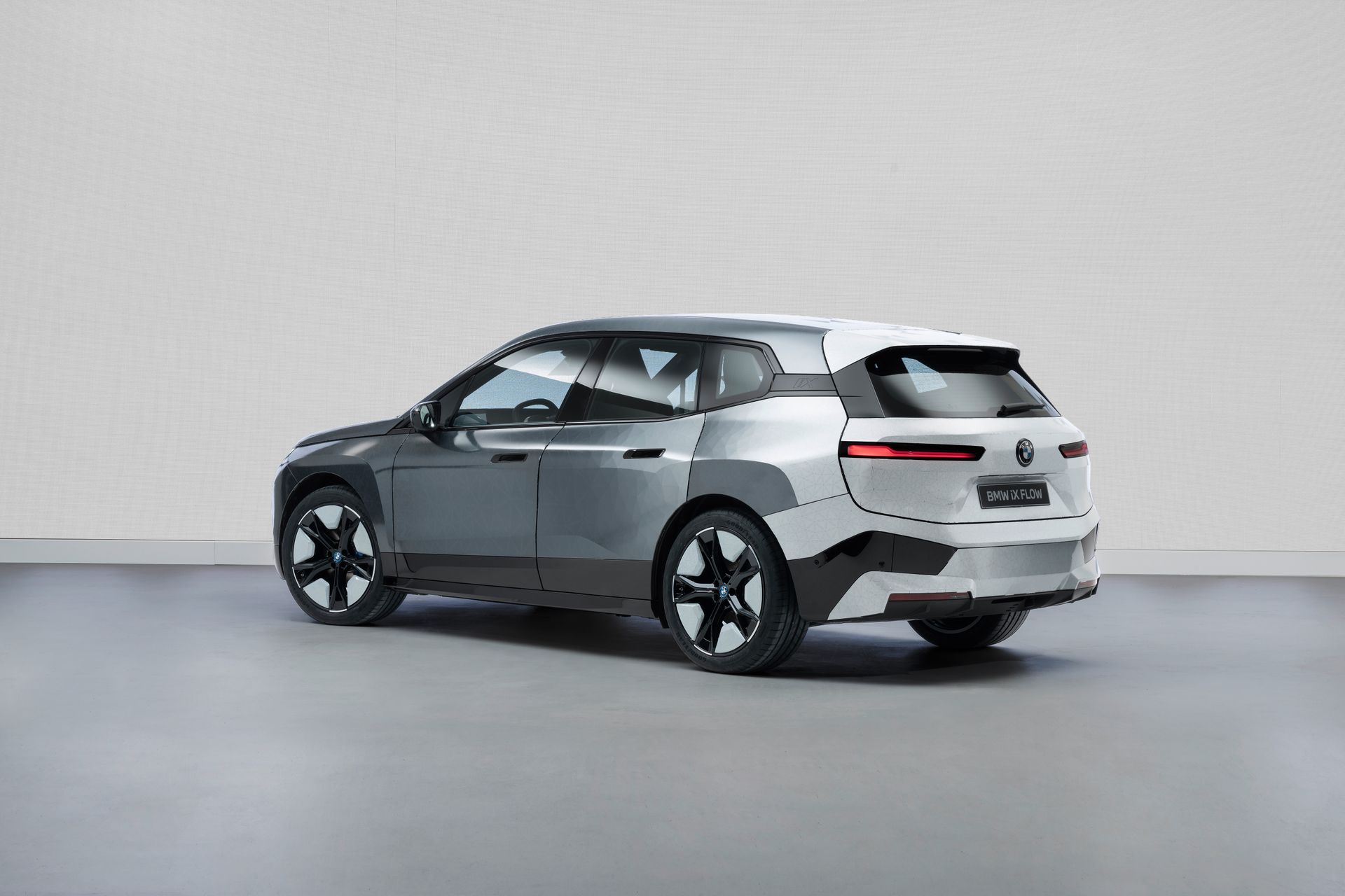 Su sollecitazione di un impulso elettrico, la tecnologia elettroforetica realizzata dalla BMW in collaborazione con E Ink porta in superficie diversi pigmenti di colore, facendo assumere alla carrozzeria della iX Flow la colorazione desiderata