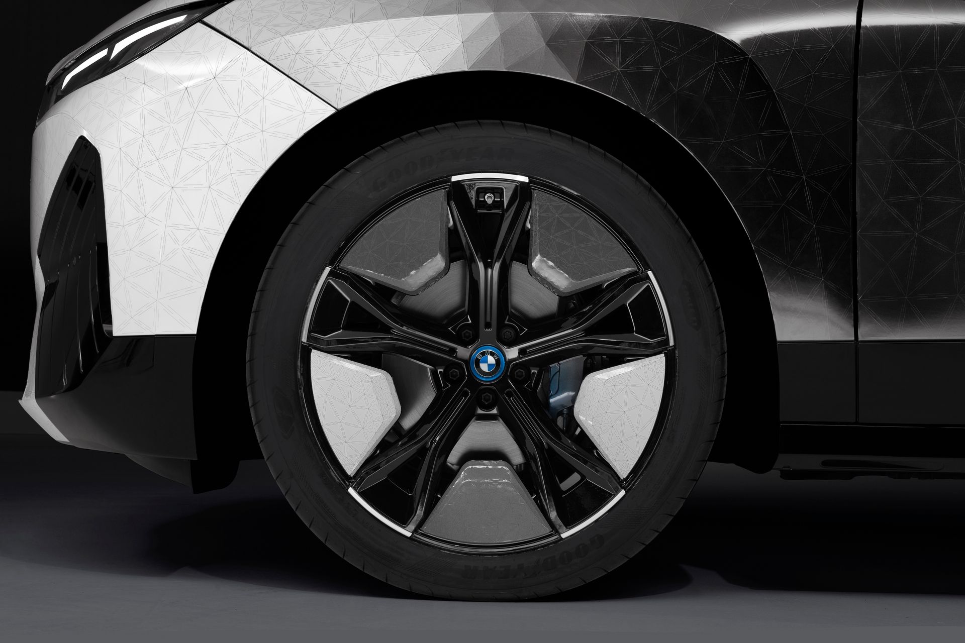Un particolare del passaruota della lussuosissima iX Flow: su sollecitazione di un impulso elettrico, la tecnologia elettroforetica realizzata dalla BMW in collaborazione con E Ink porta in superficie diversi pigmenti di colore, facendo assumere alla carrozzeria la colorazione desiderata