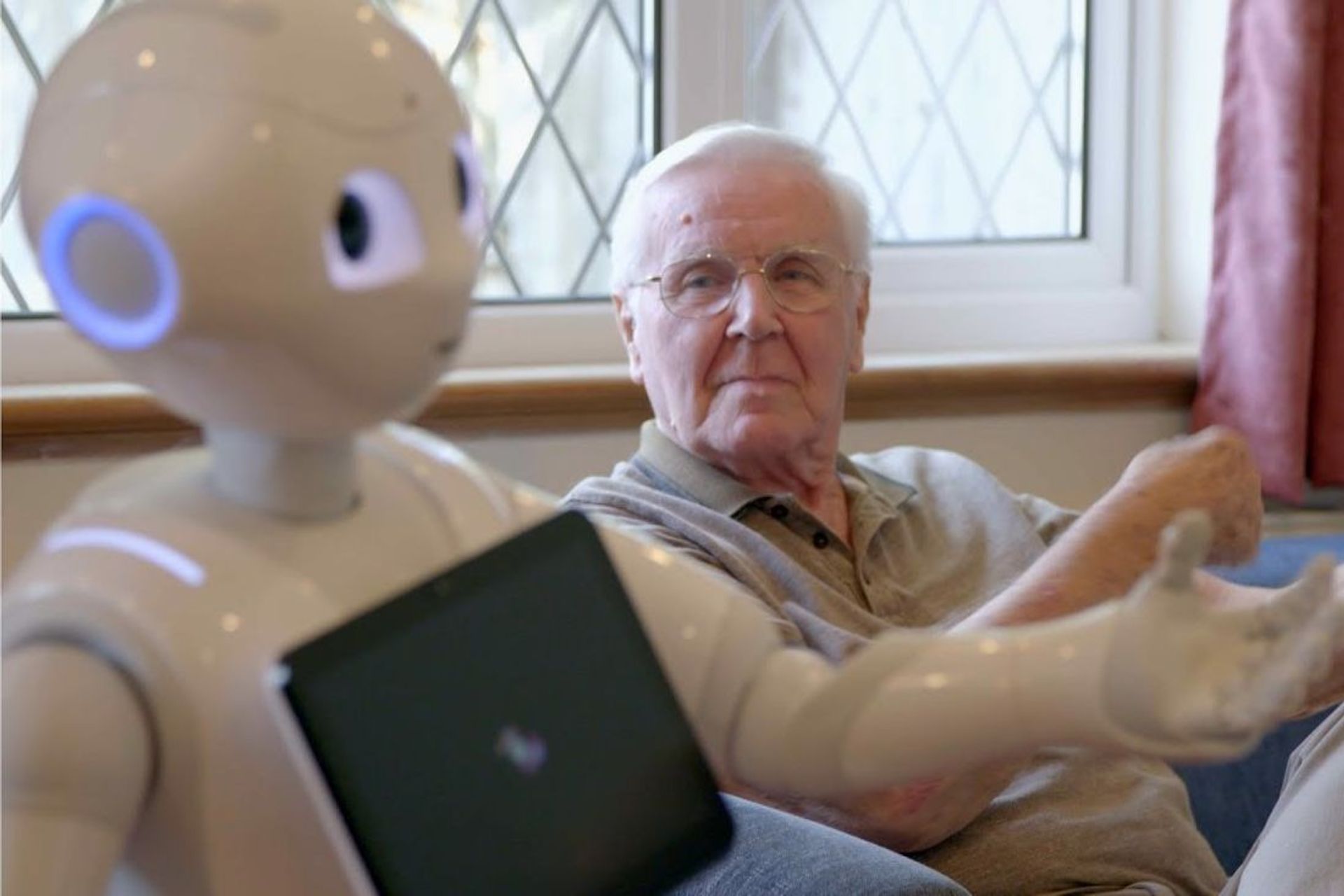 I robot chiamati "Pepper" si muovono in autonomia sulle ruote e gesticolano con braccia e mani meccaniche, essendo stati progettati per essere "culturalmente competenti": essi, grazie all’AI, dopo una programmazione iniziale, imparano a riconoscere gli interessi e il background dei residenti delle case di cura e degli anziani soli