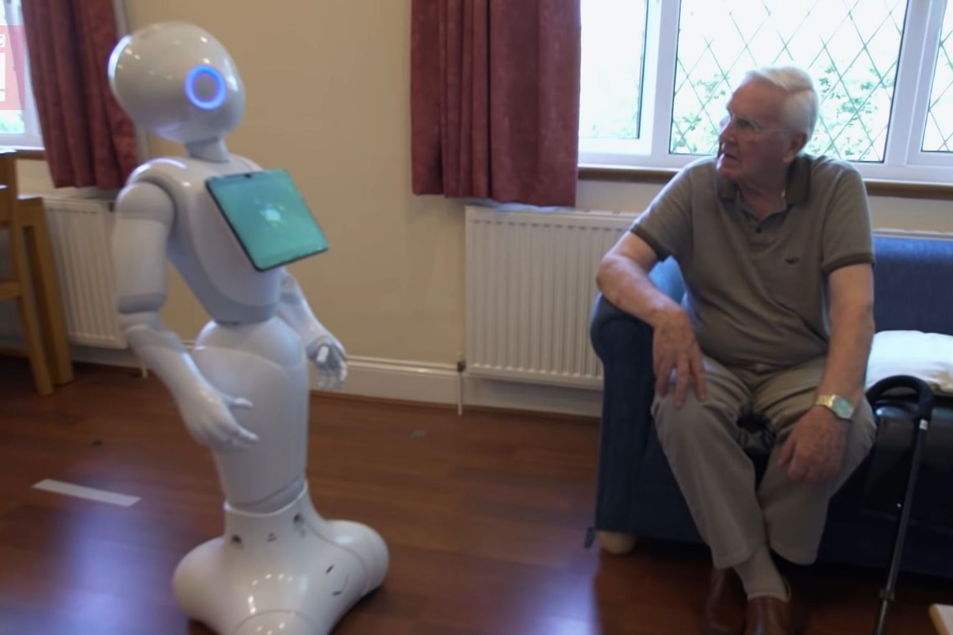 I robot chiamati "Pepper" si muovono in autonomia sulle ruote e gesticolano con braccia e mani meccaniche, essendo stati progettati per essere "culturalmente competenti": essi, grazie all’AI, dopo una programmazione iniziale, imparano a riconoscere gli interessi e il background dei residenti delle case di cura e degli anziani soli