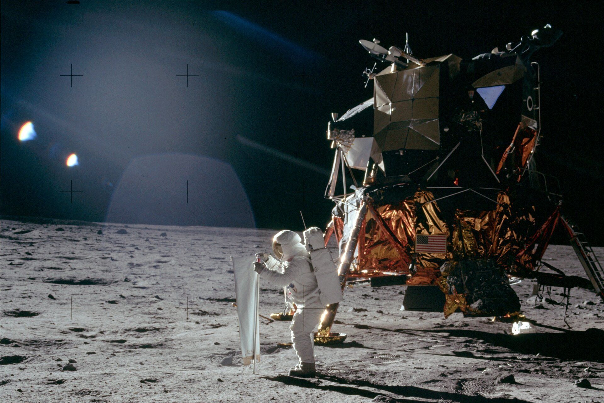 Il pilota del modulo lunare Edwin “Buzz” Aldrin dispiega l'esperimento svizzero di composizione del vento solare