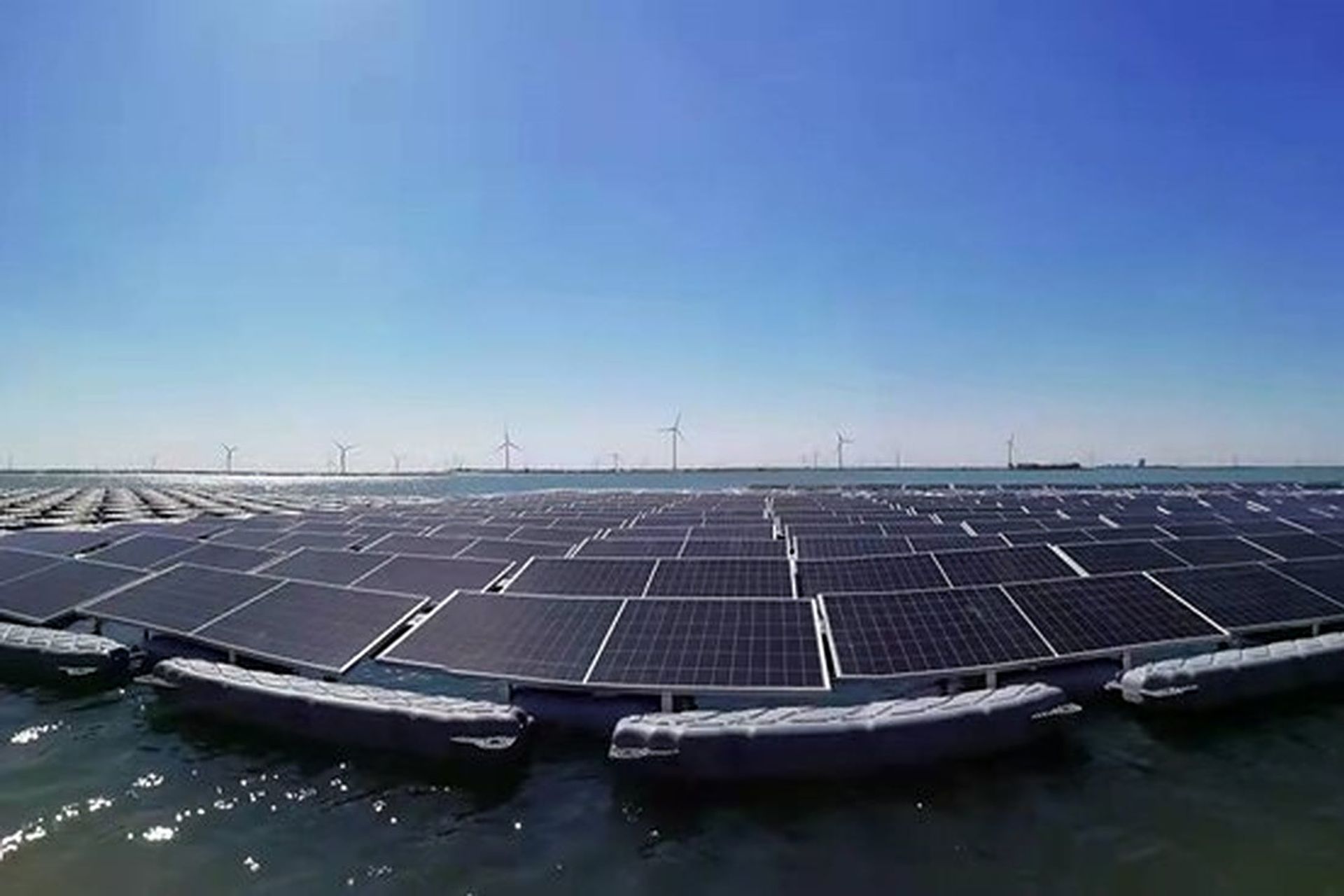 L’impianto solare galleggiante appartenente alla Huaneng Power International e realizzato a Dezhou, nella provincia cinese dello Shandong