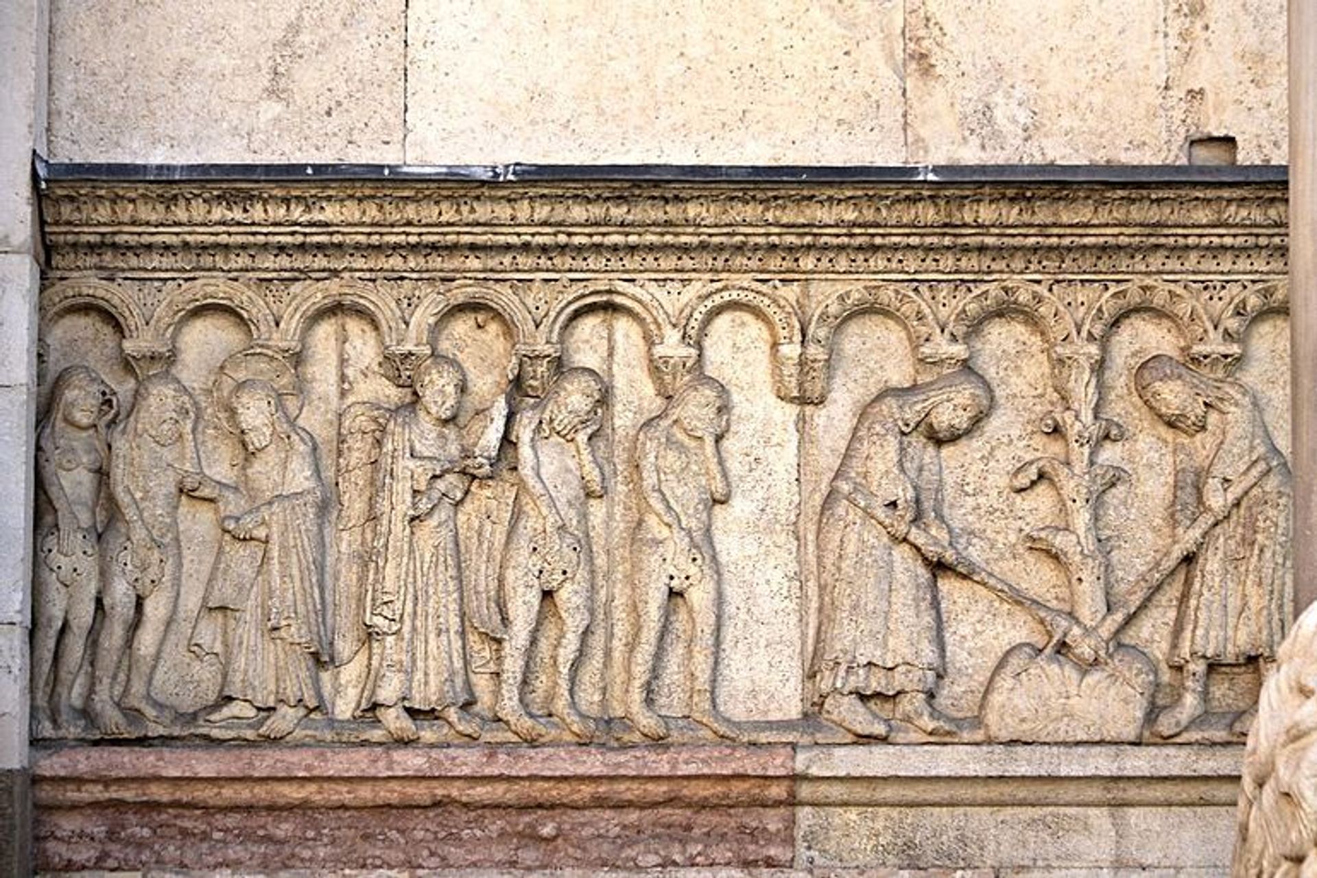 Nella Bibbia, il lavoro è la condanna imposta all’uomo quando viene cacciato dal Paradiso terrestre (nel bassorilievo nell’interpretazione di Wiligelmo, presso il Duomo di Modena, risalente all'undicesimo secolo)