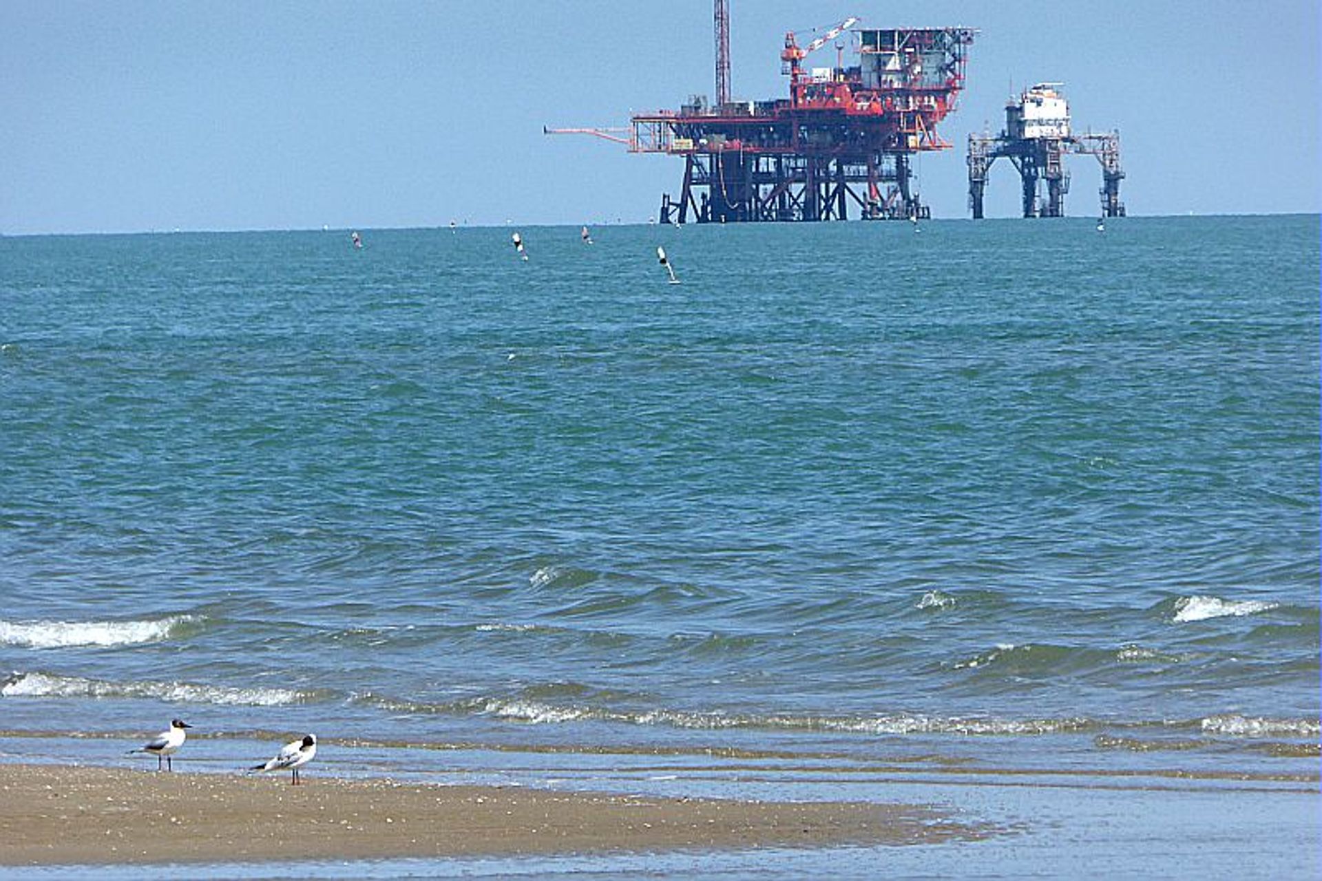 Piattaforma ENI per l'estrazione di gas a Lido di Dante (Ravenna) sulla riviera adriatica