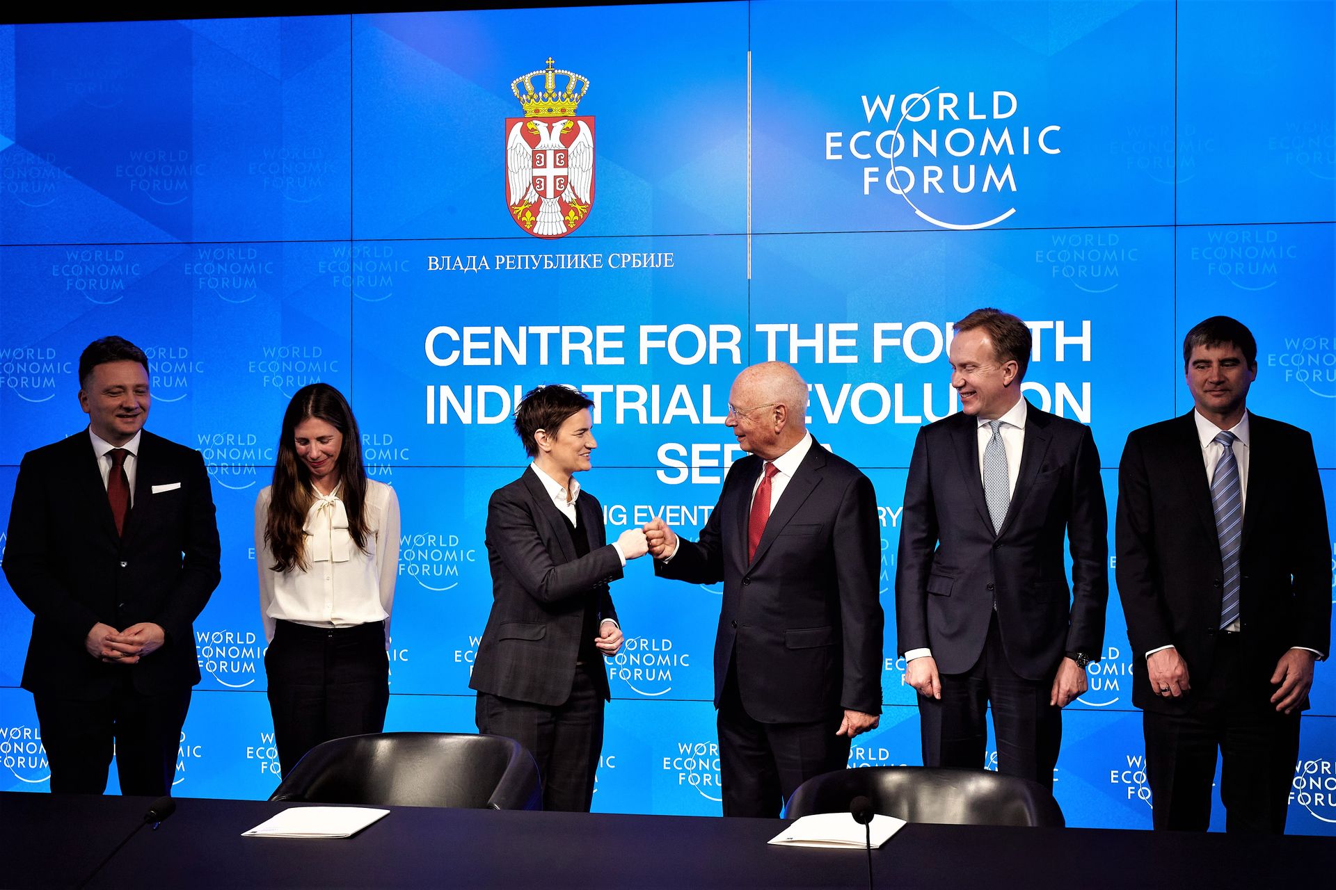 Ana Brnabić, Primo Ministro della Serbia, con altissime personalità del World Economic Forum il 7 febbraio 2022: Klaus Schwab, Fondatore e Presidente Esecutivo, Børge Brende, Presidente, e Jeremy Jurgens, Direttore Generale
