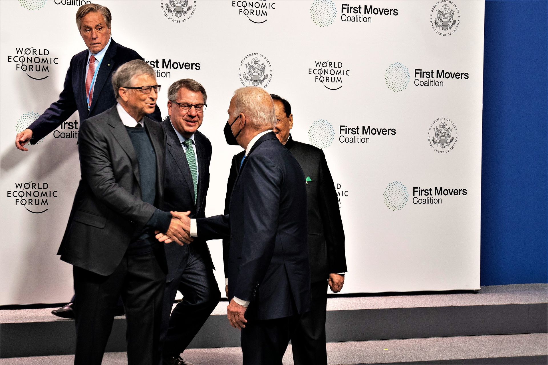 Børge Brende, Presidente del World Economic Forum, e il Presidente degli Stati Uniti d’America, Joe Biden, con John Kerry, inviato speciale USA per il clima, e Bill Gates, della Bill & Melinda Gates Foundation, in un incontro privato al forum mondiale COP26 di Glasgow il 3 gennaio 2021