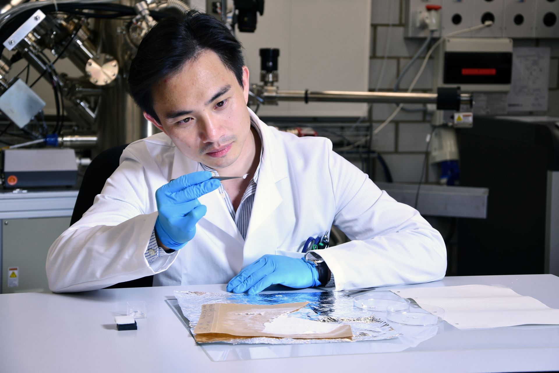 Fei Pan, ricercatore dell'EMPA, sta lavorando su una membrana fatta di nanofibre che rilascia farmaci soltanto quando il materiale si riscalda: una tale membrana potrebbe, per esempio, attivarsi in un bendaggio non appena una ferita dovesse infiammarsi (Foto: EMPA)