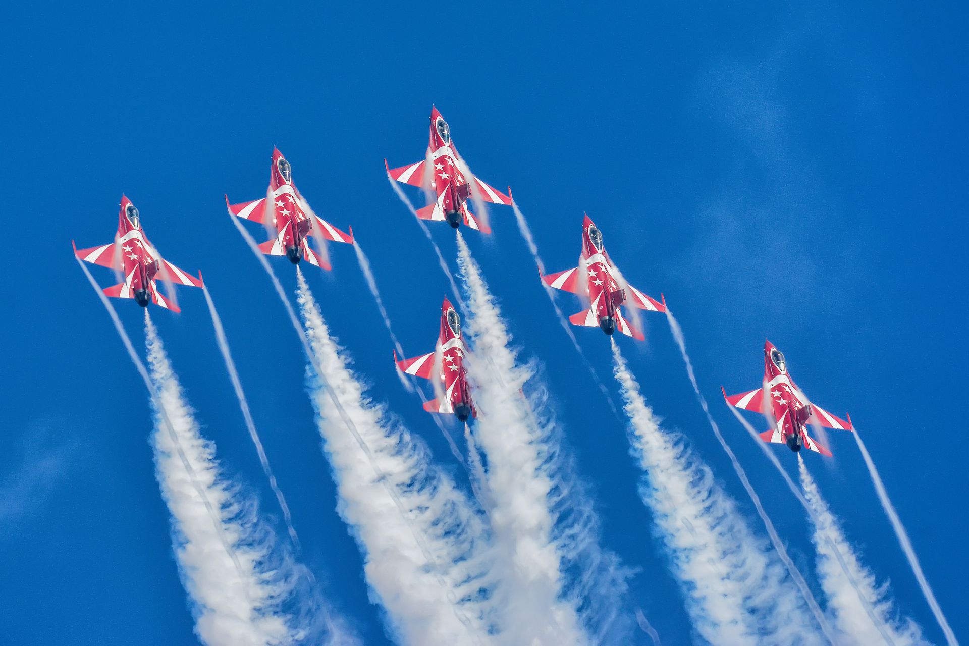 I "Black Knights", la pattuglia aerea acrobatica di Singapore, in prorompente cabrata