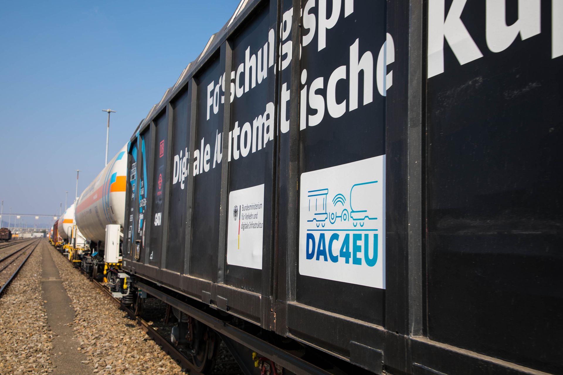 Il treno merci digitale è costituito da 13 carri merci e carri cisterna e dal veicolo di DB Systemtechnik, impiegato per le corse di misurazione: i vagoni sono collegati tra loro per mezzo di un Accoppiamento Automatico Digitale, il cui acronimo è DAK, che oltre al collegamento meccanico e pneumatico dispone di una linea dati ed elettrica continua che rende possibile la trasmissione dei dati nell’intero convoglio