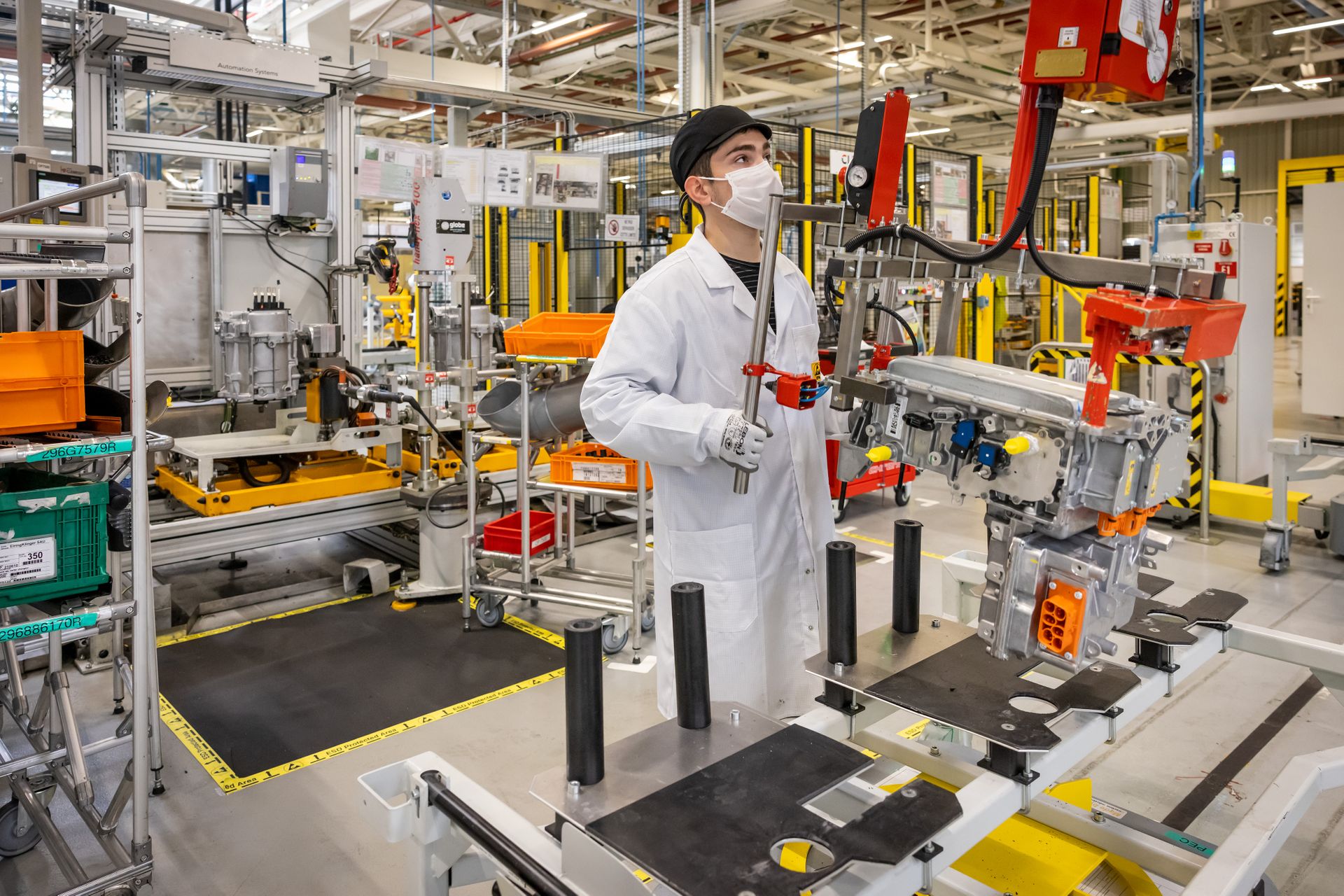 La fabbricazione di motori elettrici nello stabilimento Renault di Cléon in Francia