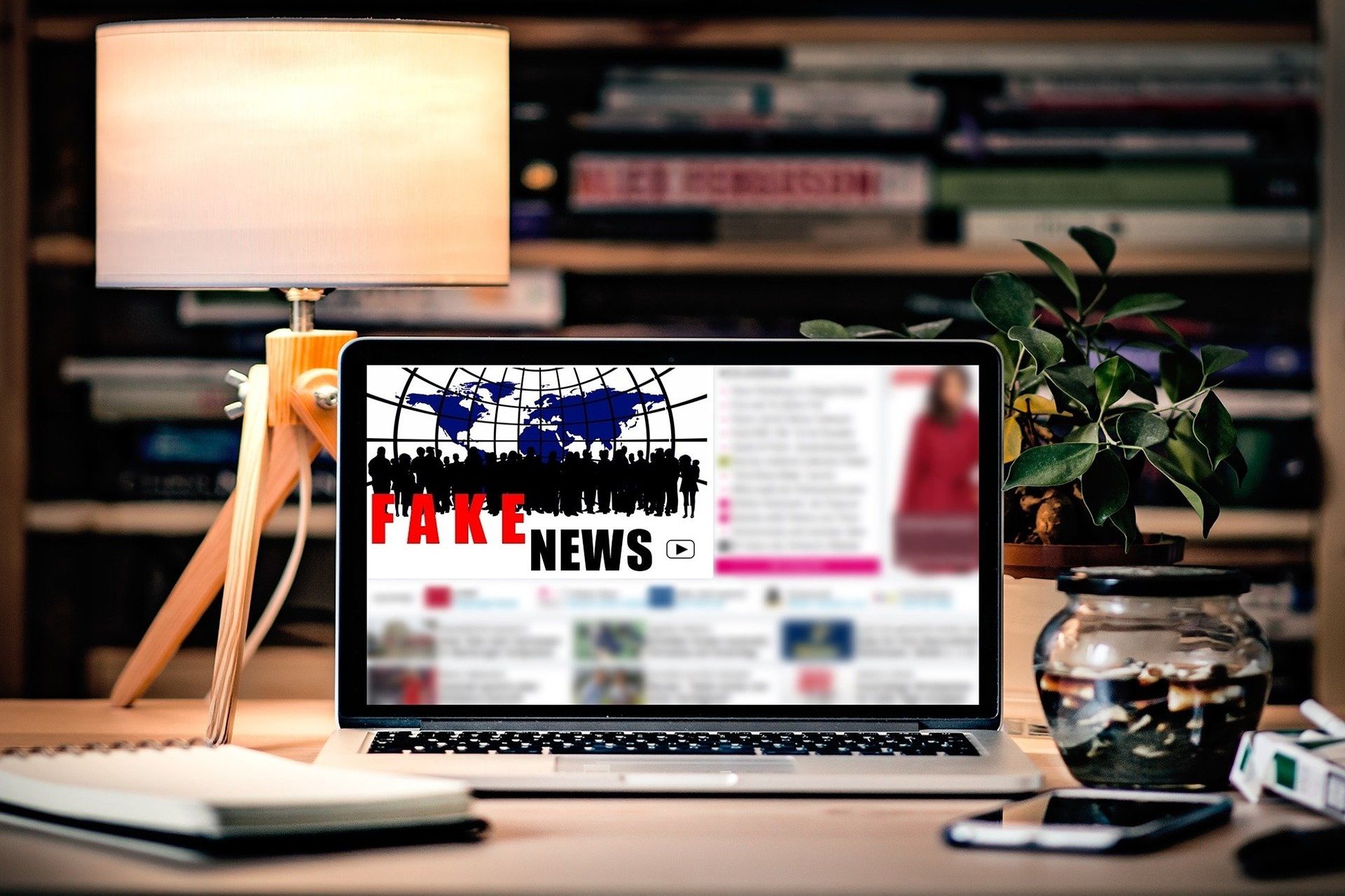 Le "fake news" o "notizie false" hanno ottenuto una notevole escalation con la trasformazione digitale e nella misura in cui i social network si sono incaricati di essere la "coscienza del mondo"