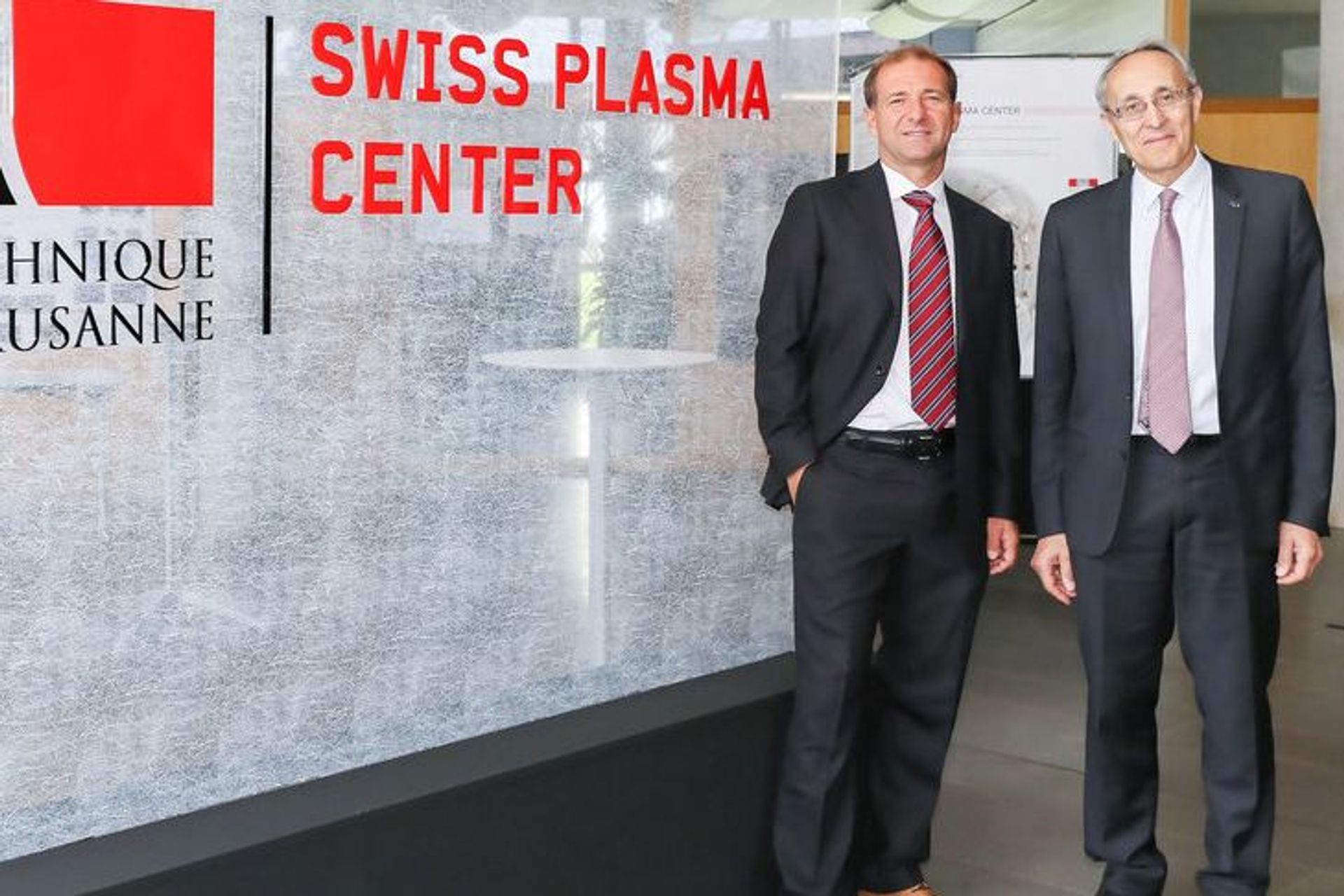 La cerimonia di apertura del Centro Svizzero del Plasma nel 2015: a sinistra, Ambrogio Fasoli, direttore dello SPC del Politecnico Federale di Losanna; a destra, Bernard Bigot, direttore generale di ITER (“Il percorso”, in latino) (Foto: Murielle Gerber/EPFL)