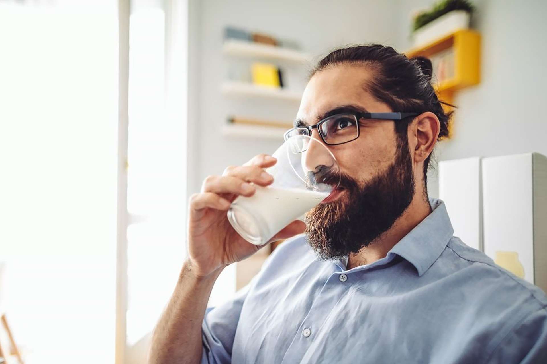 L’uomo da moltissimi anni beve latte di mucca per una questione di business