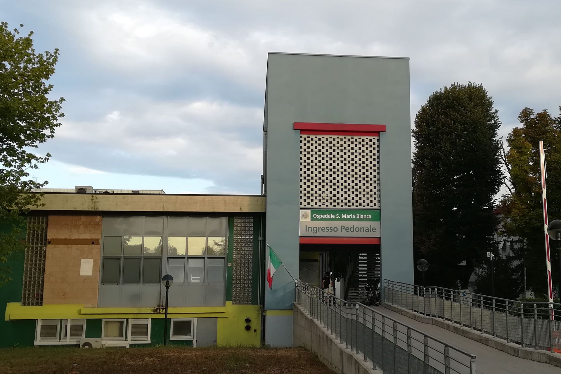 Mirandola (Modena) ospita un ospedale con il nome di "Santa Maria Bianca" dal 1432