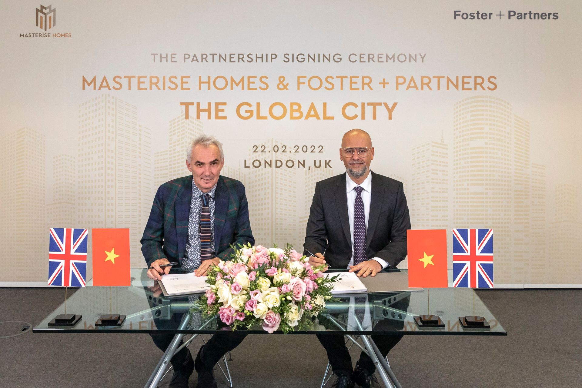 Il momento della firma dell'accordo tra Gerard Evenden, capo dello studio di architettura Foster + Partners, e Youssef Akila, responsabile del design di Masterise Homes, in relazione al Masterplan del quartiere The Global City di Ho Chi Minh, in Vietnam (Foto: Aaron Hargreaves/Foster + Partners)