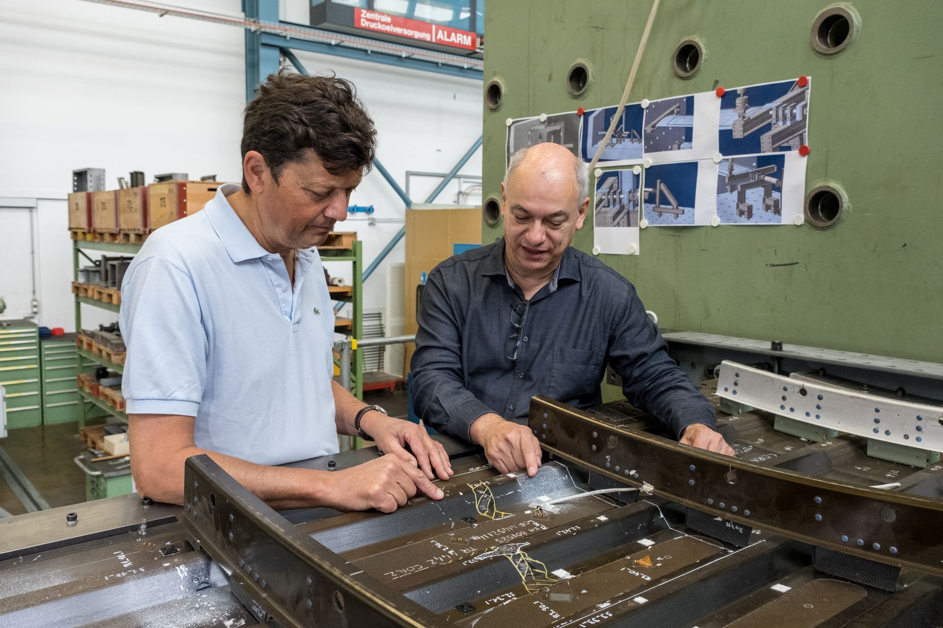Uno sguardo da esperti: Silvain Michel e Erwin Hack, a destra, esaminano il pannello della fusoliera di un Airbus A350 (Foto: EMPA)