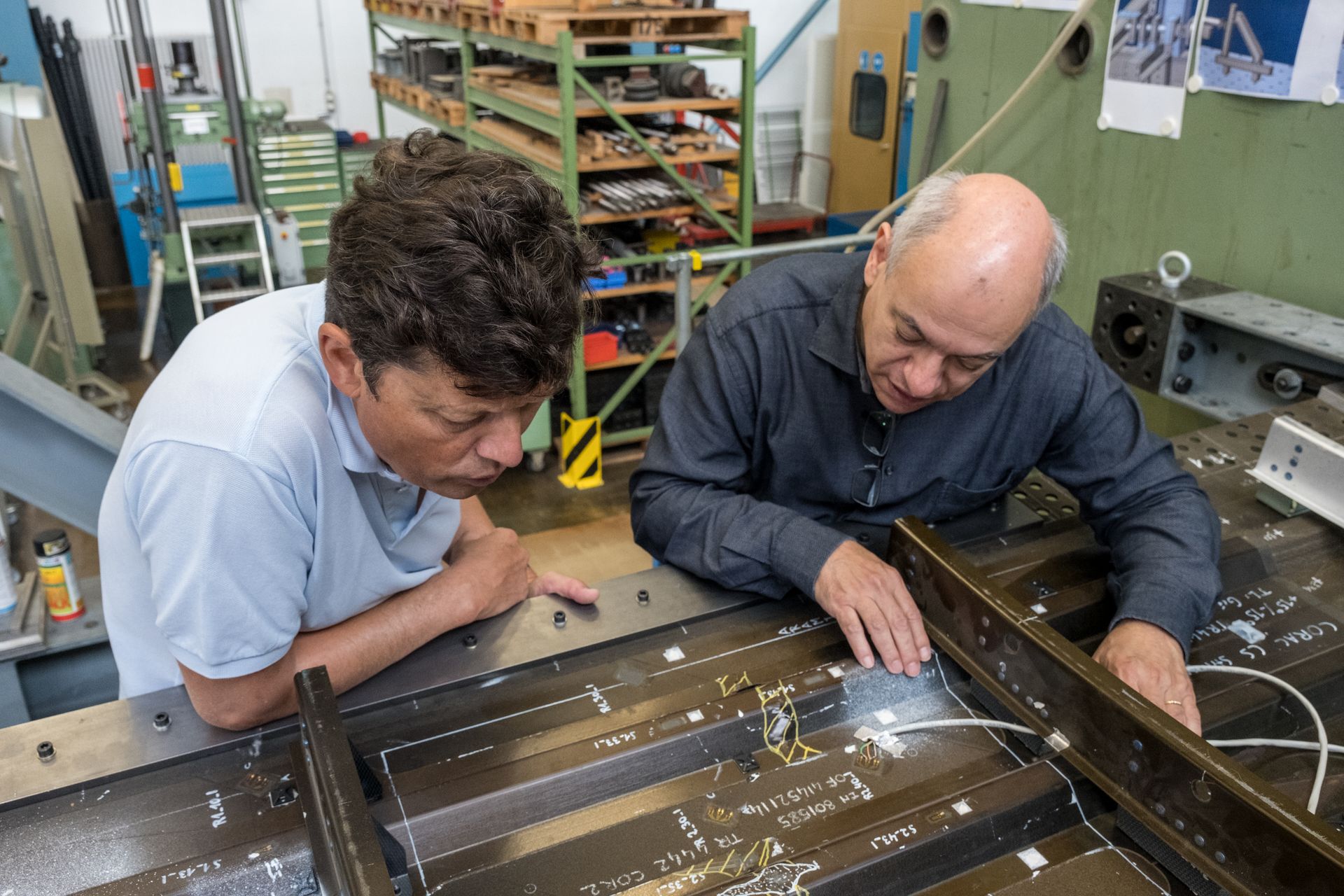 Uno sguardo da esperti: Silvain Michel e Erwin Hack, a destra, esaminano il pannello della fusoliera di un Airbus A350 (Foto: EMPA)