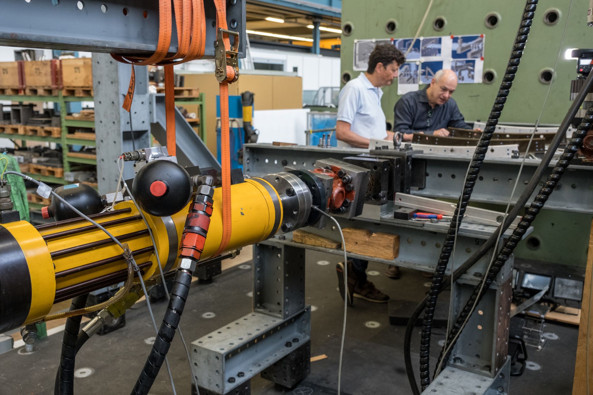 Uno sguardo da esperti: Silvain Michel e Erwin Hack, a destra, esaminano il pannello della fusoliera di un Airbus A350 (Foto: EMPA)