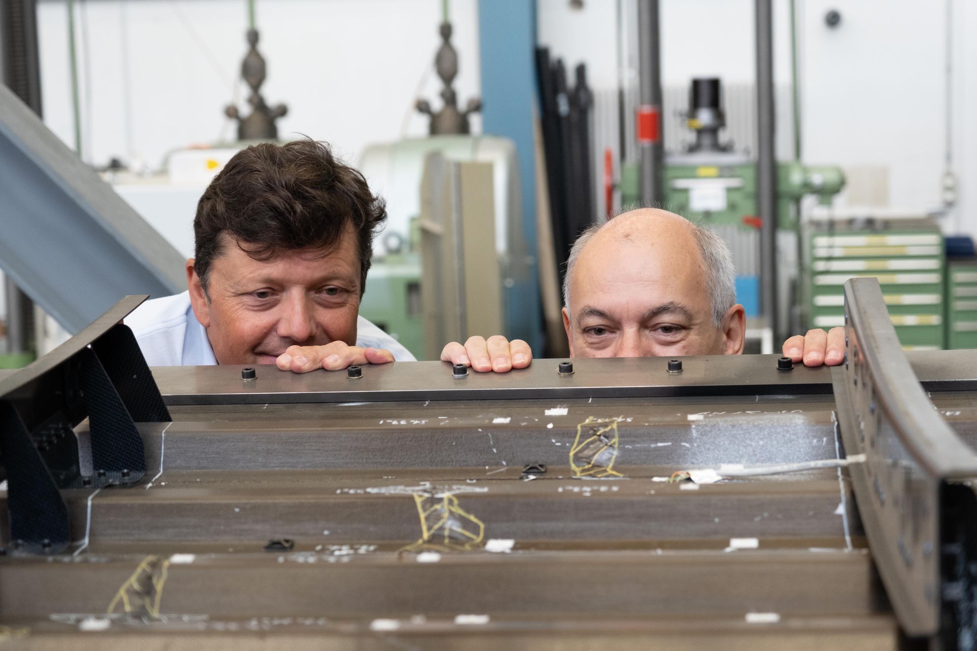 Uno sguardo da esperti: Silvain Michel e Erwin Hack, a destra, esaminano il pannello della fusoliera di un Airbus A350 (Foto: EMPA)