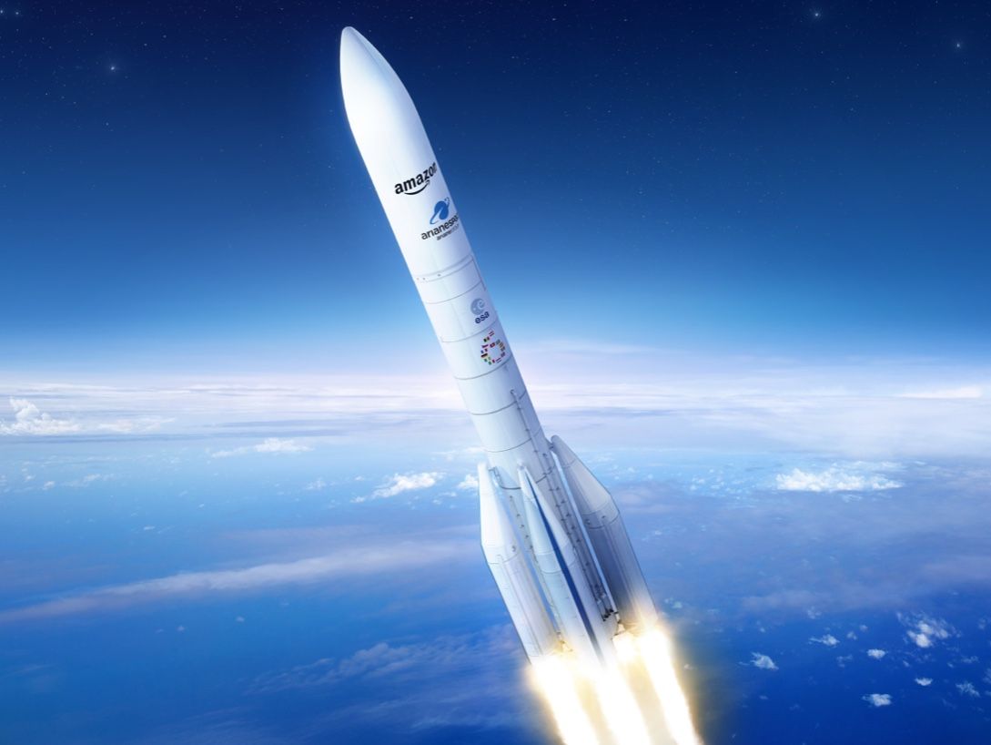 Amazon vuole realizzare una banda ultra larga per migliorare l'accesso ad Internet e ha firmato accordi con Arianespace, Blue Origin e United Launch Alliance, riservando 83 lanci di satelliti per il Progetto Kuiper