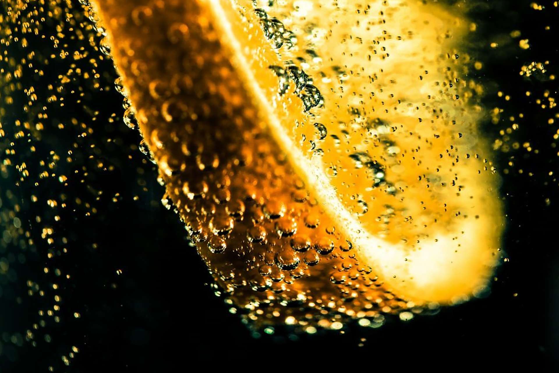 Bere frequentemente bibite gassate è una delle cause del gonfiore addominale