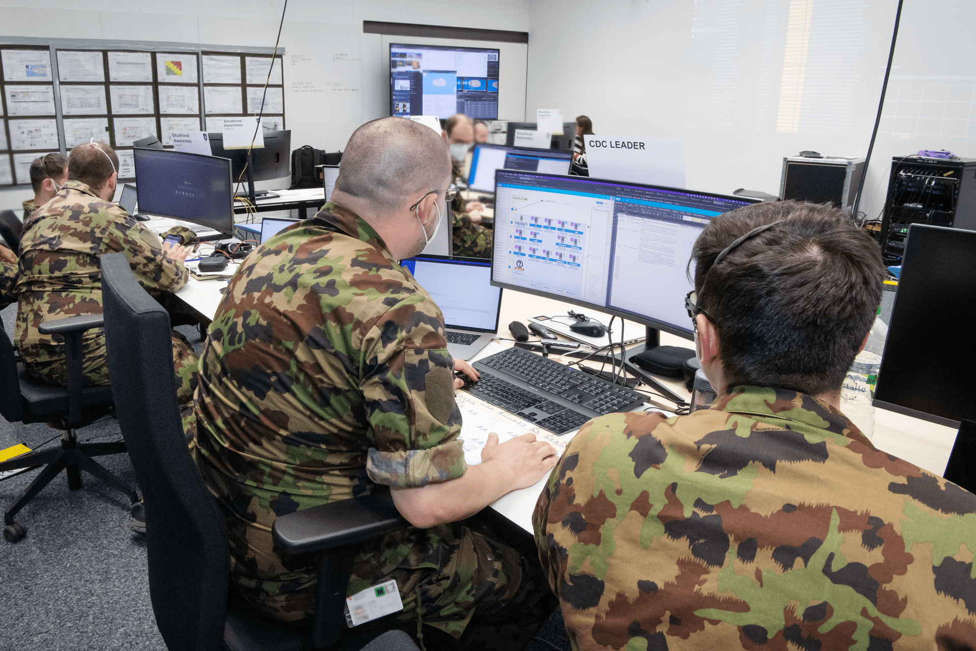 Circa due dozzine di persone fra i militari del battaglione “cyber 42”, partecipanti al corso di formazione della Schweizer Armee, e i membri della milizia dello Stato Maggiore specializzato, si sono preparati intensamente, insieme agli specialisti della Base d'Aiuto alla Condotta dell’Esercito (BAC), per lo scenario dell'esercitazione internazionale Locked Shields, organizzata dal Cooperative Cyber Defence Center of Excellence a Tallinn