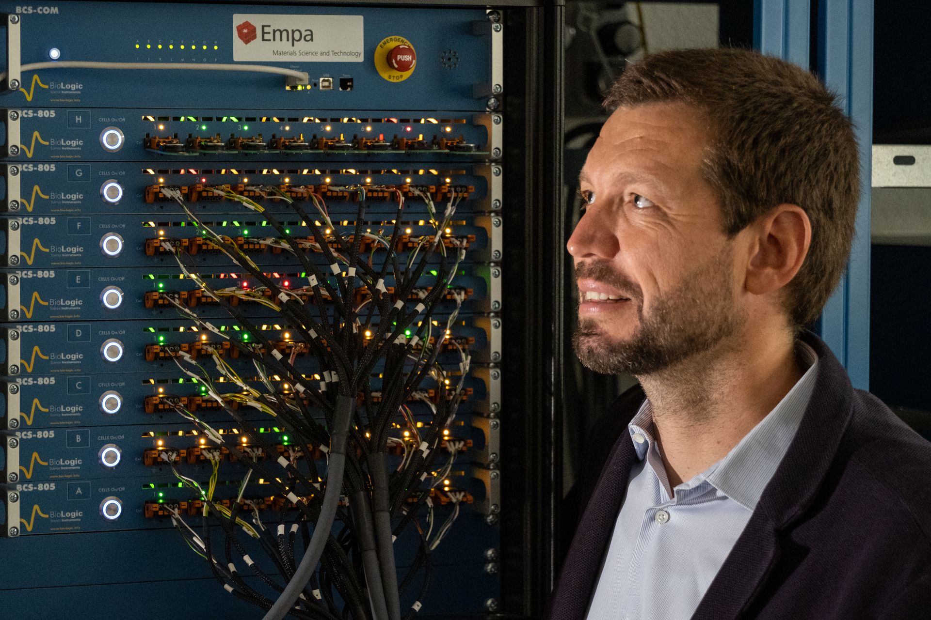 Corsin Battaglia, ricercatore presso il Laboratorio Federale Svizzero per la Scienza e la Tecnologia dei Materiali, guida uno dei tre sottoprogetti dell’iniziativa di ricerca CircuBAT (Foto: EMPA)