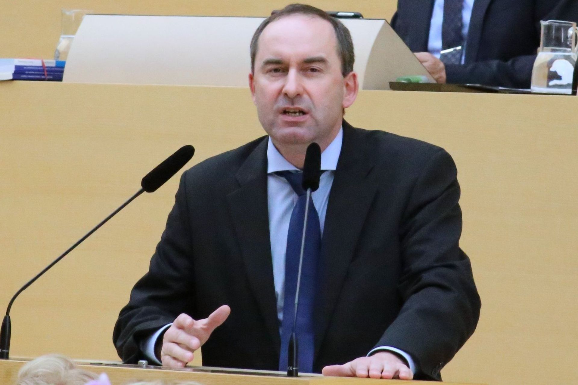 Hubert Aiwanger è Ministro di Stato bavarese dell'economia, dello sviluppo regionale e dell'energia