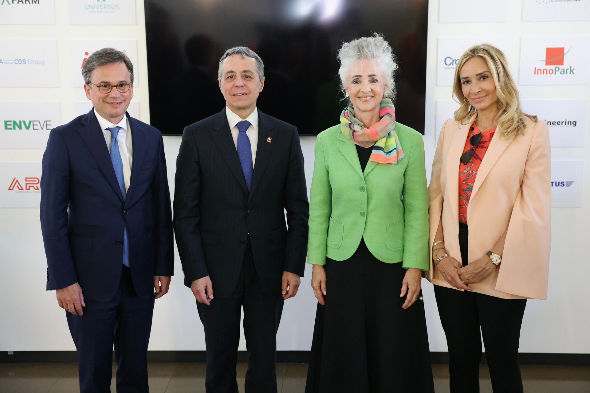 Ignazio Cassis, Presidente della Confederazione Svizzera, fra Christian Vitta, Consigliere di Stato e Direttore del Dipartimento delle Finanze e dell’Economia del Cantone Ticino, e Carmen Walker Späh, Consigliera di Stato e Direttrice del Dipartimento dell’Economia Pubblica del Cantone di Zurigo