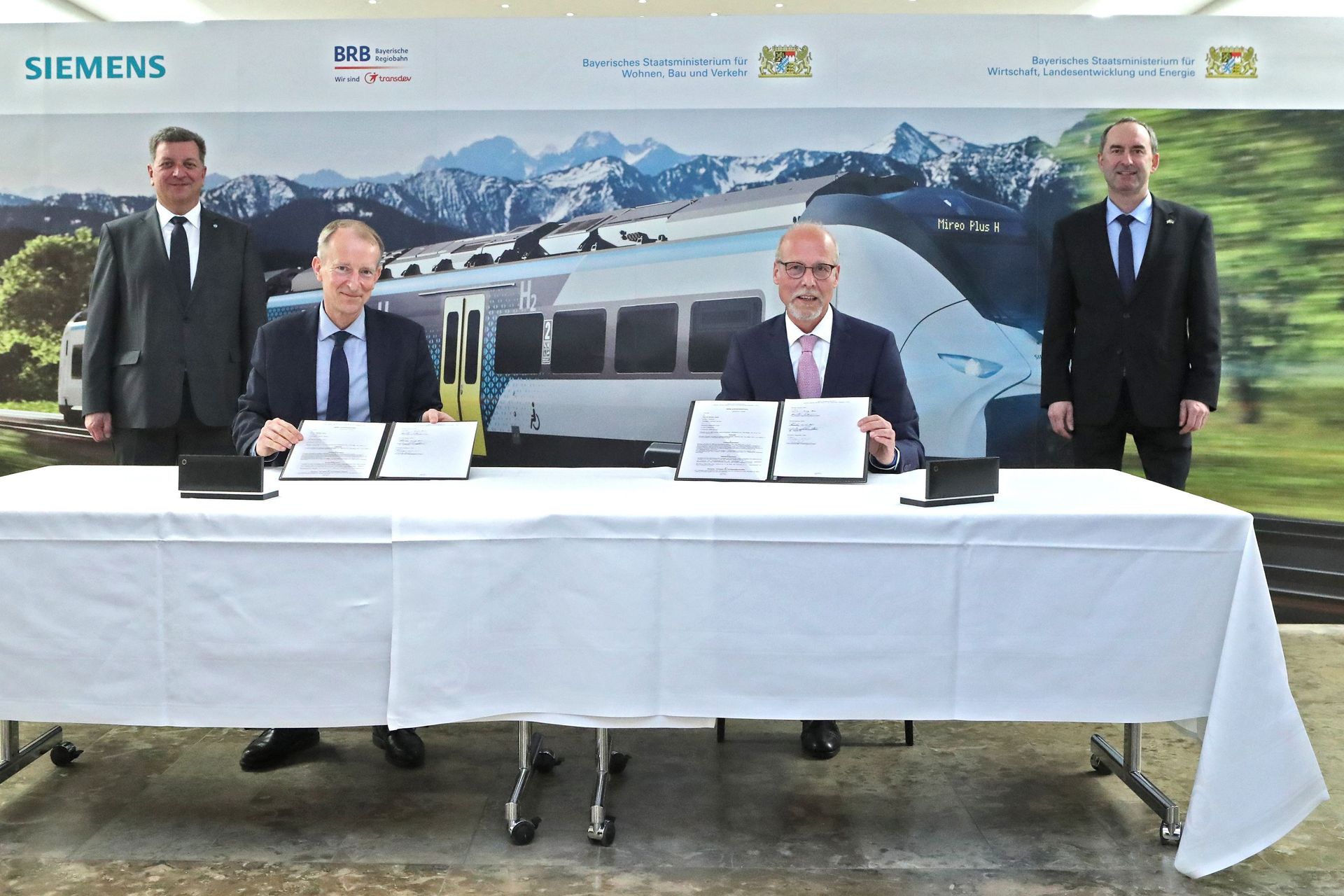 Il 15 marzo 2022 i rappresentanti della Siemens Mobility e della Bayerische Regiobahn, rispettivamente Albrecht Neumann, CEO del Materiale Rotabile dell’impresa costruttrice e Amministratore Delegato dell’azienda pubblica di trasporto, hanno sottoscritto un contratto di leasing per l'innovativo prototipo di convoglio ferroviario “a propulsione H” alla presenza di due autorevoli membri del Governo bavarese: il Ministro dell'Economia, Hubert Aiwanger, e il Ministro dei Trasporti, Christian Bernreiter
