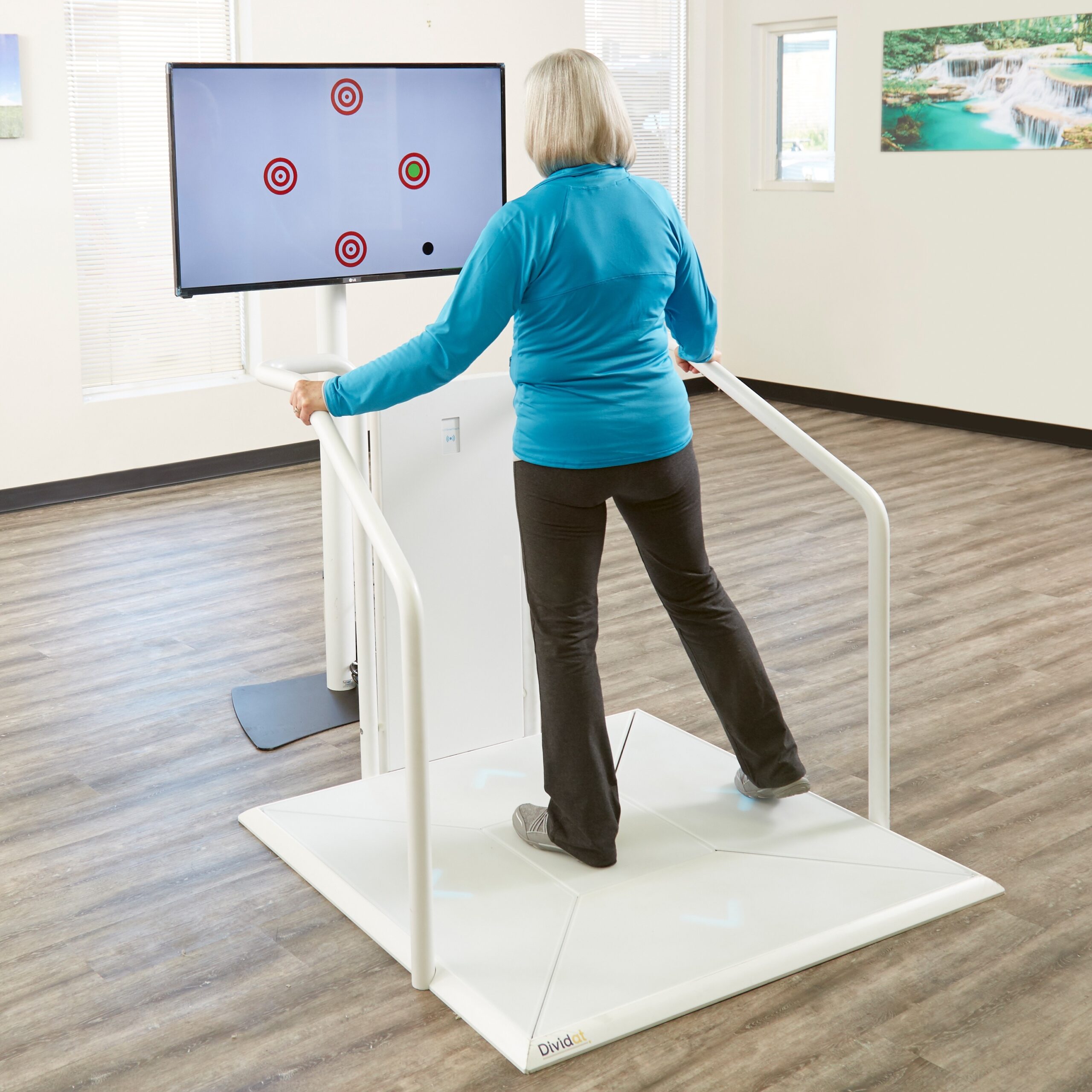 Il team di ricerca congiunto del Laboratorio Federale Svizzero per la Scienza e la Tecnologia dei Materiali e dell'Ospedale Cantonale e della Clinica Geriatrica di San Gallo studiano come le misurazioni dei sensori possano essere utilizzate per monitorare gli effetti dell’allenamento dei giochi di fitness cognitivo e motorio (Foto: Dividat AG)