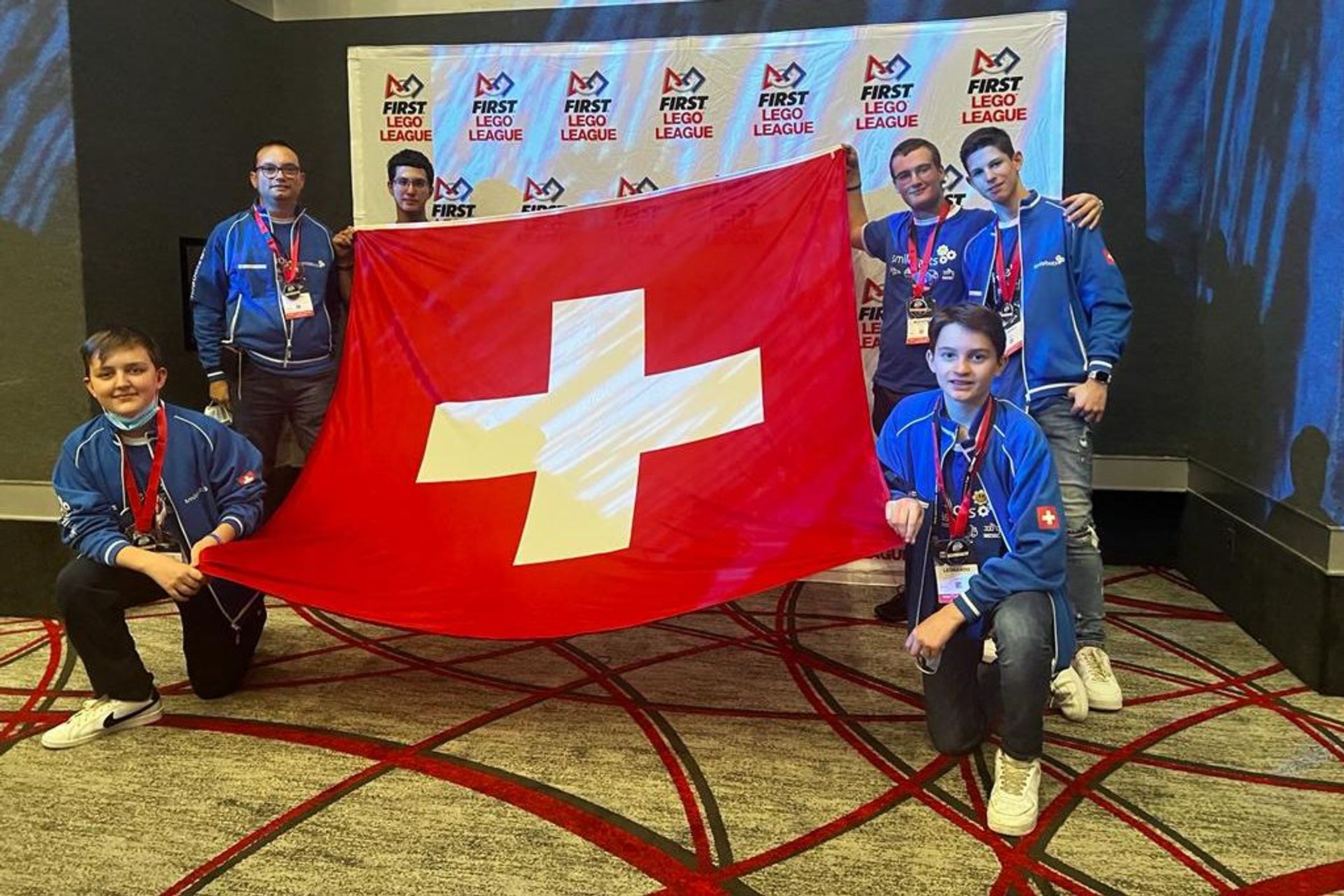Il team ticinese Smilebots (incarnato dai giovanissimi Federico Corsale, Federico Colapicchioni, Leonardo Domeniconi, Pietro Botturi e Ruggero Domeniconi) ha conquistato il 18esimo posto assoluto su 108 squadre partecipanti a Houston nella finale della competizione “First Lego League” il 23 e 24 aprile 2022
