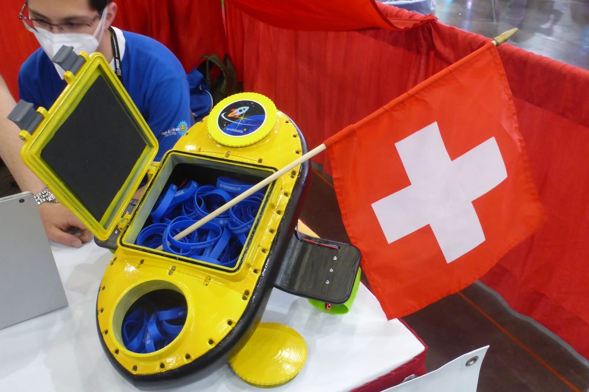 Il team ticinese Smilebots (incarnato dai giovanissimi Federico Corsale, Federico Colapicchioni, Leonardo Domeniconi, Pietro Botturi e Ruggero Domeniconi) ha conquistato il 18esimo posto assoluto su 108 squadre partecipanti a Houston nella finale della competizione “First Lego League” il 23 e 24 aprile 2022: oltre alla prova di robotica vera e propria, gli Smilebots hanno presentato un progetto innovativo di un sistema di trasporto merci, lacustre, ecologico e a guida autonoma, visto che il tema portante della competizione quest'anno era legato al tema "Cargo Connect"